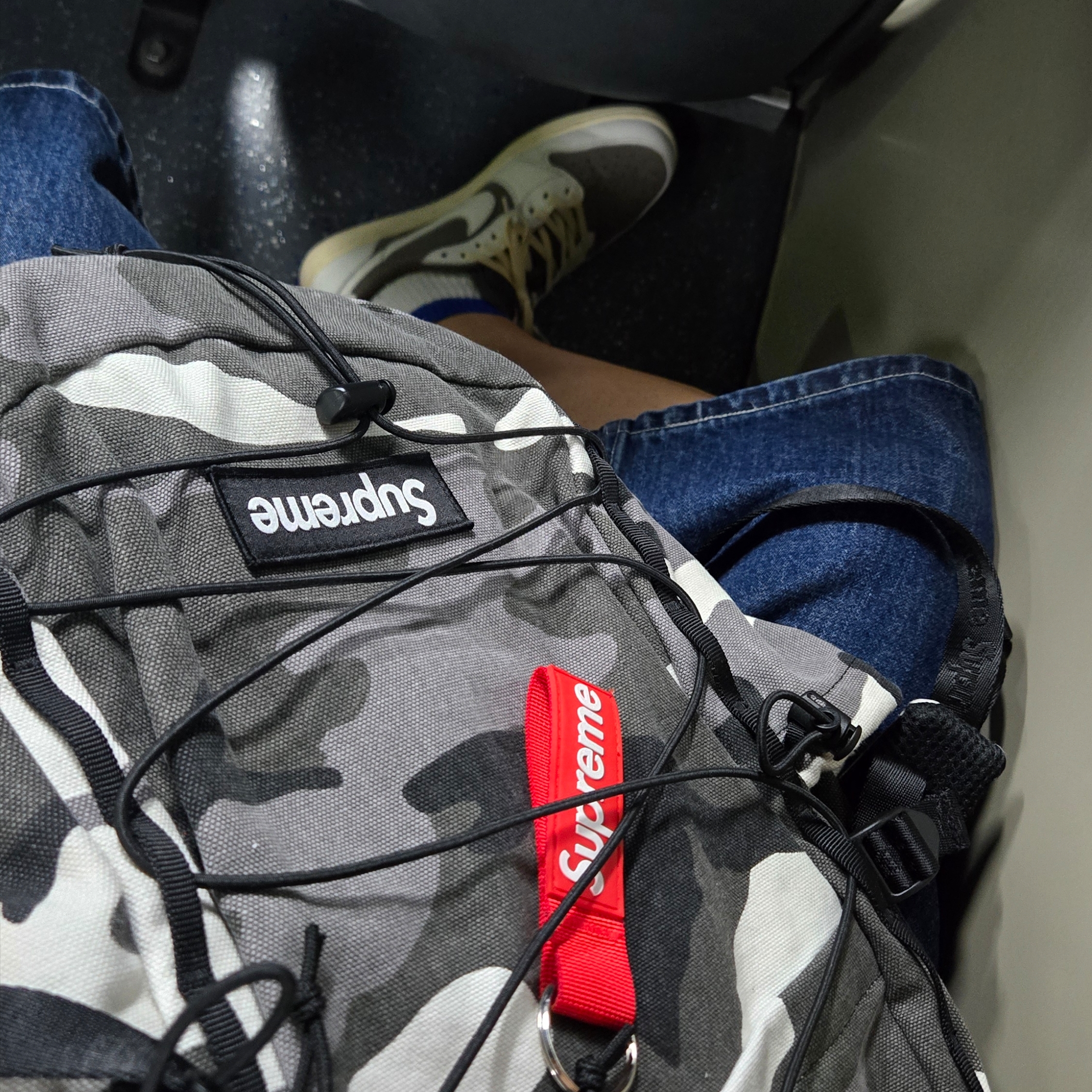 Supreme Backpack Snow Camo - 25SS, Supreme Webbing Keychain Red - 23SS 착용 스타일