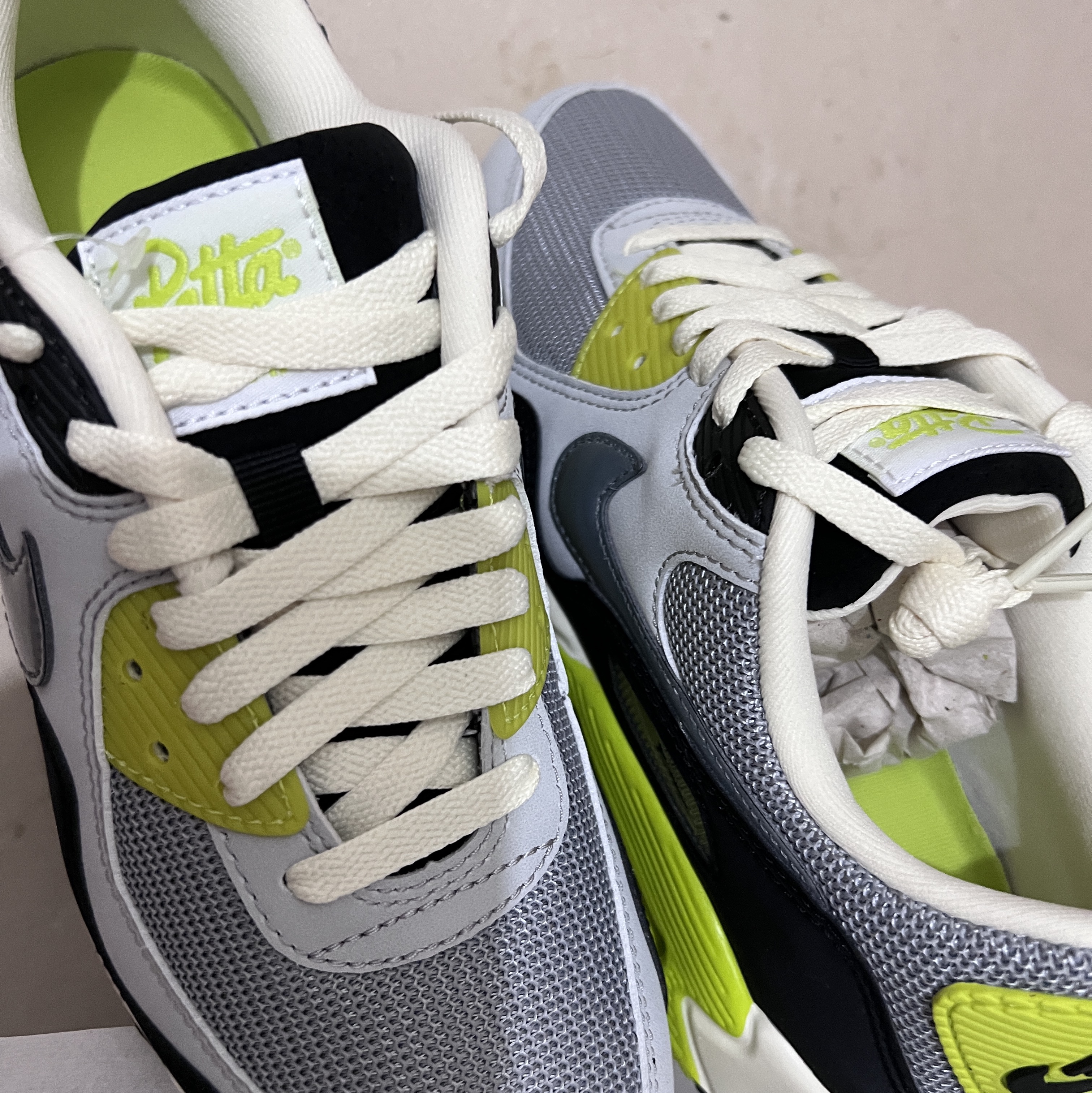 Nike x Patta Air Max 90 Cyber and Particle Grey 착용 스타일