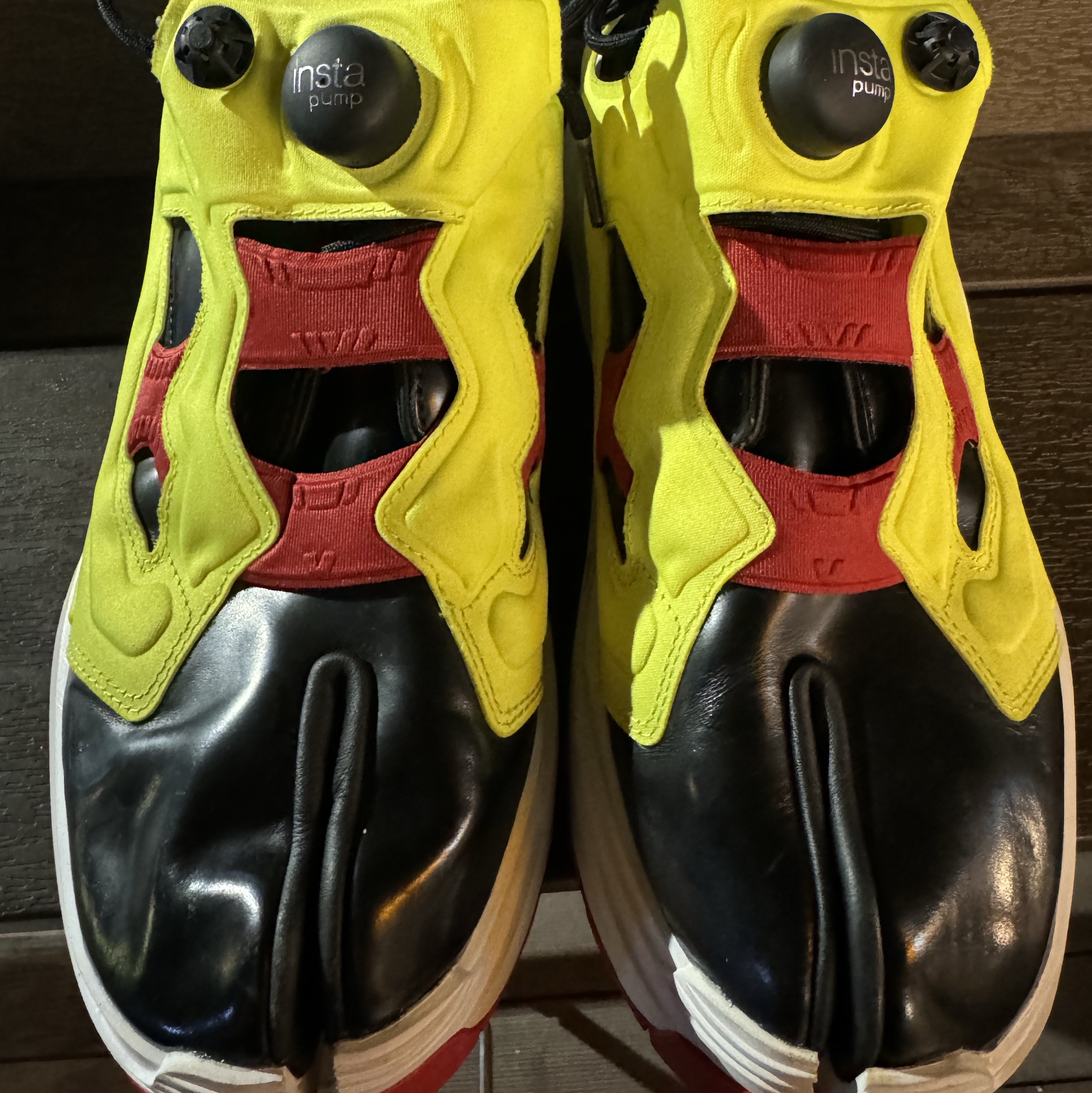 Reebok x Maison Margiela Tabi Instapump Fury Oxford Shoes Black Vector Red 착용 스타일 - 3