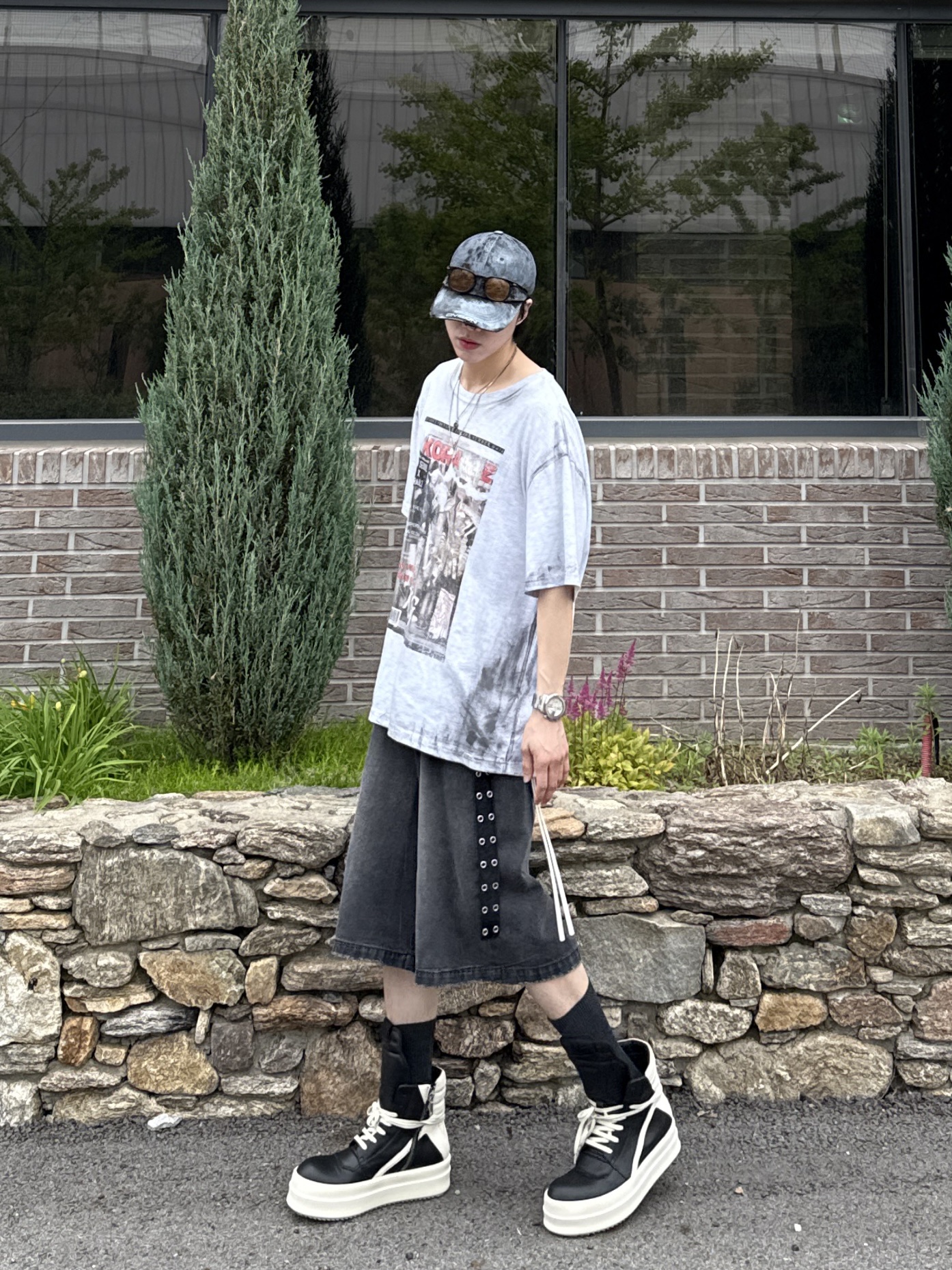 GRAILZ x KOIN SEOUL Magazine T-Shirts Melange Grey, Rick Owens Hollywood Mega Bumper Geobasket in Full Grain Calf Leather Black Milk 착용 스타일 - 1
