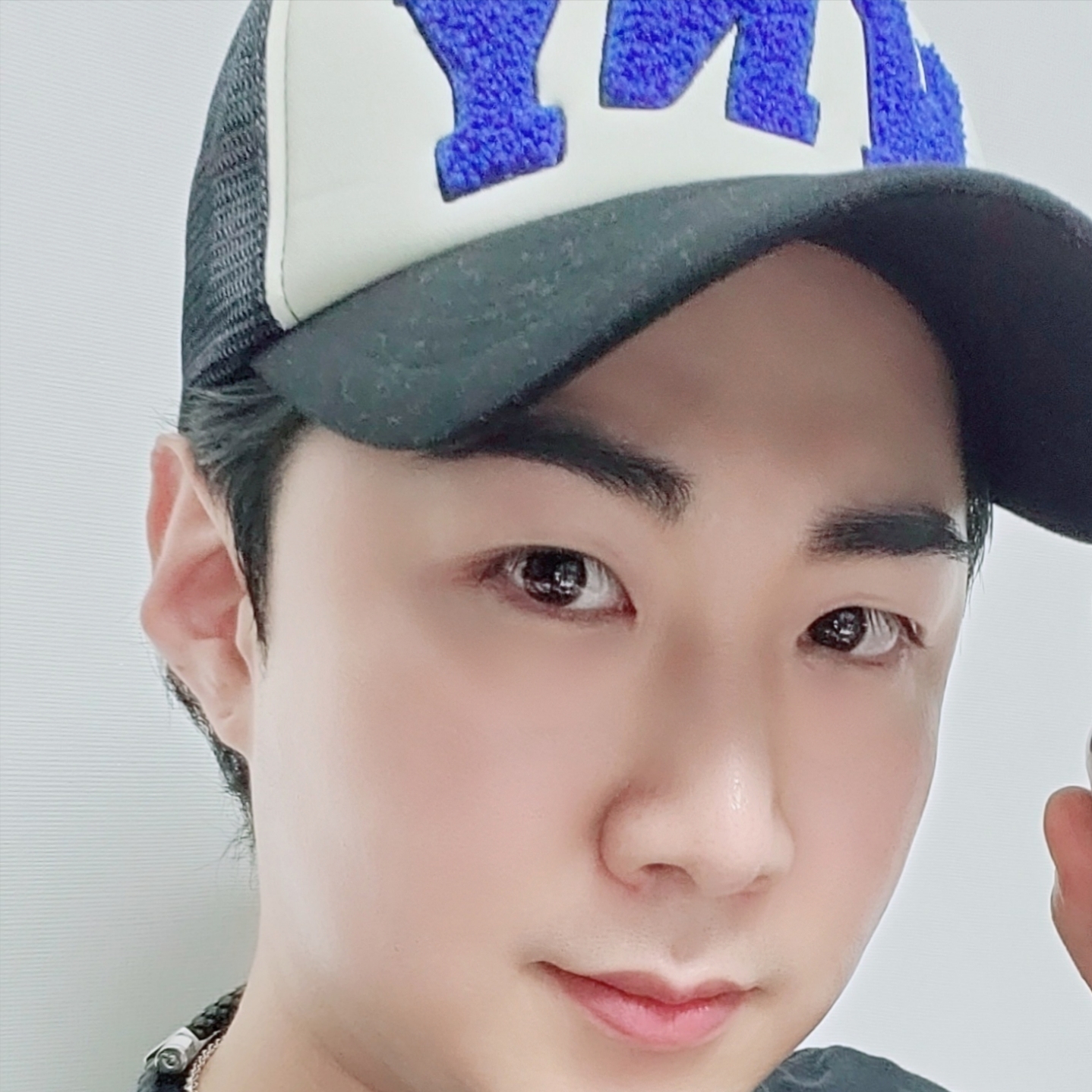 Honey Scoop House HNY Logo Trucker Cap Black 착용 스타일 - 2