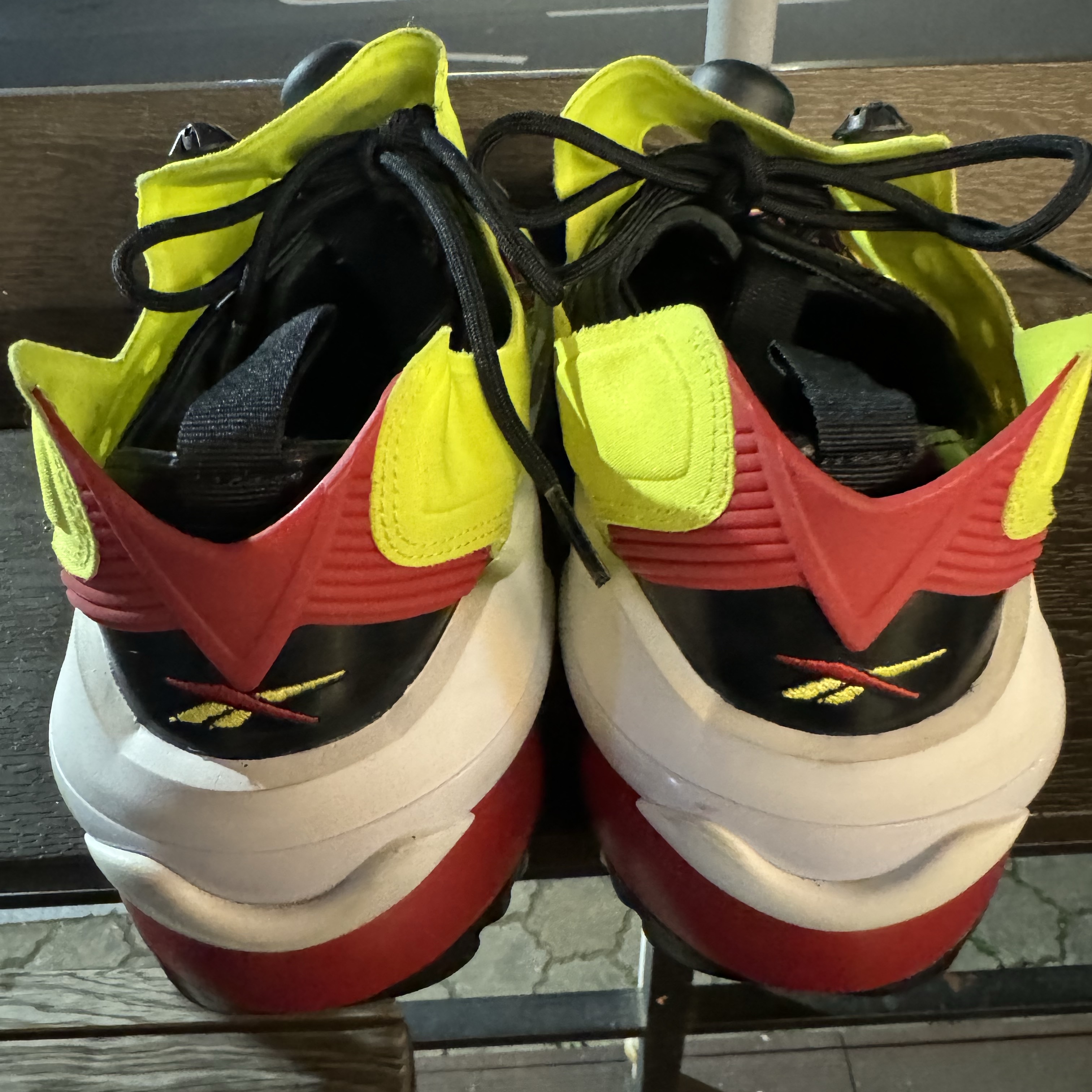 Reebok x Maison Margiela Tabi Instapump Fury Oxford Shoes Black Vector Red 착용 스타일 - 2