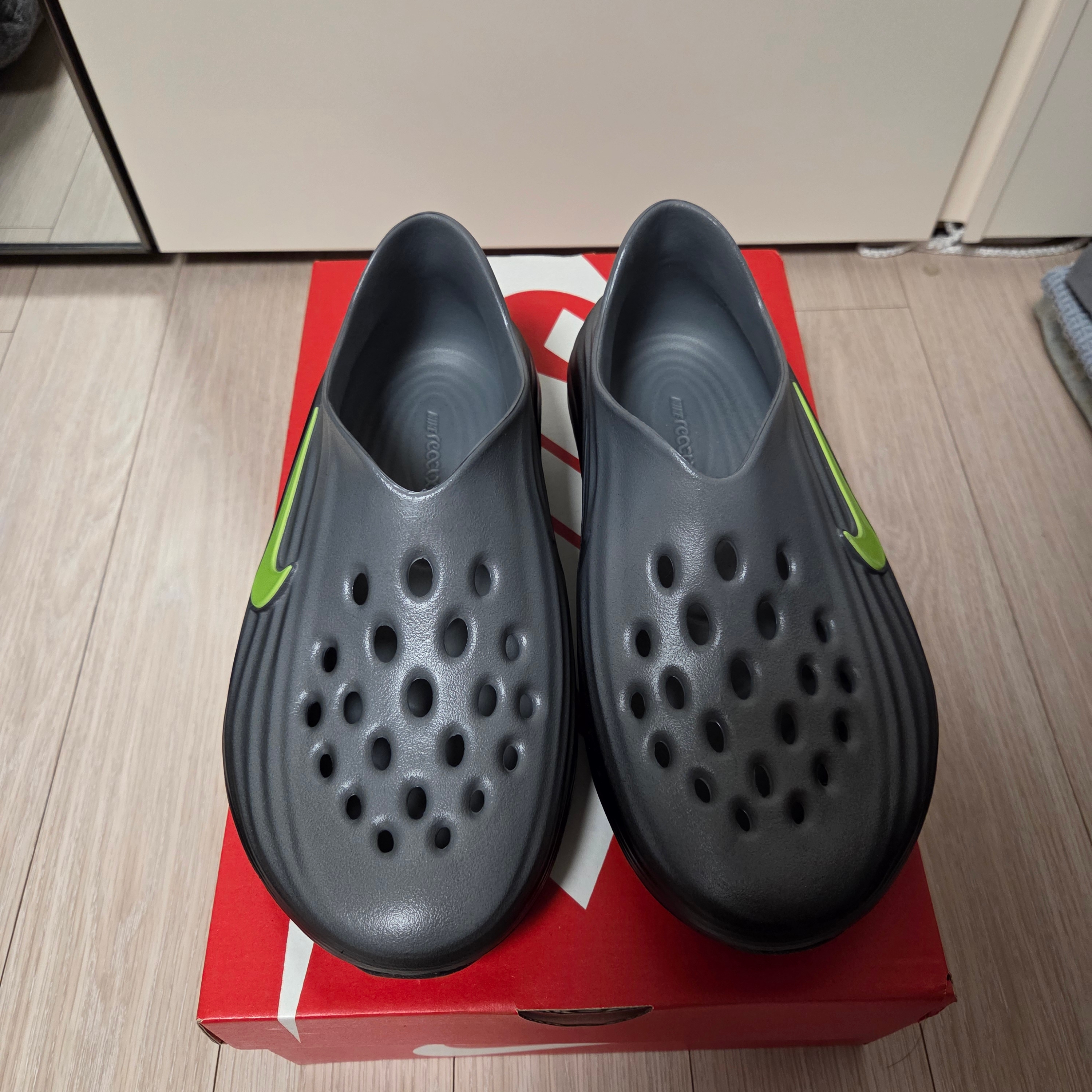 Nike ReactX Rejuven8 Black Cool Grey 착용 스타일 - 1