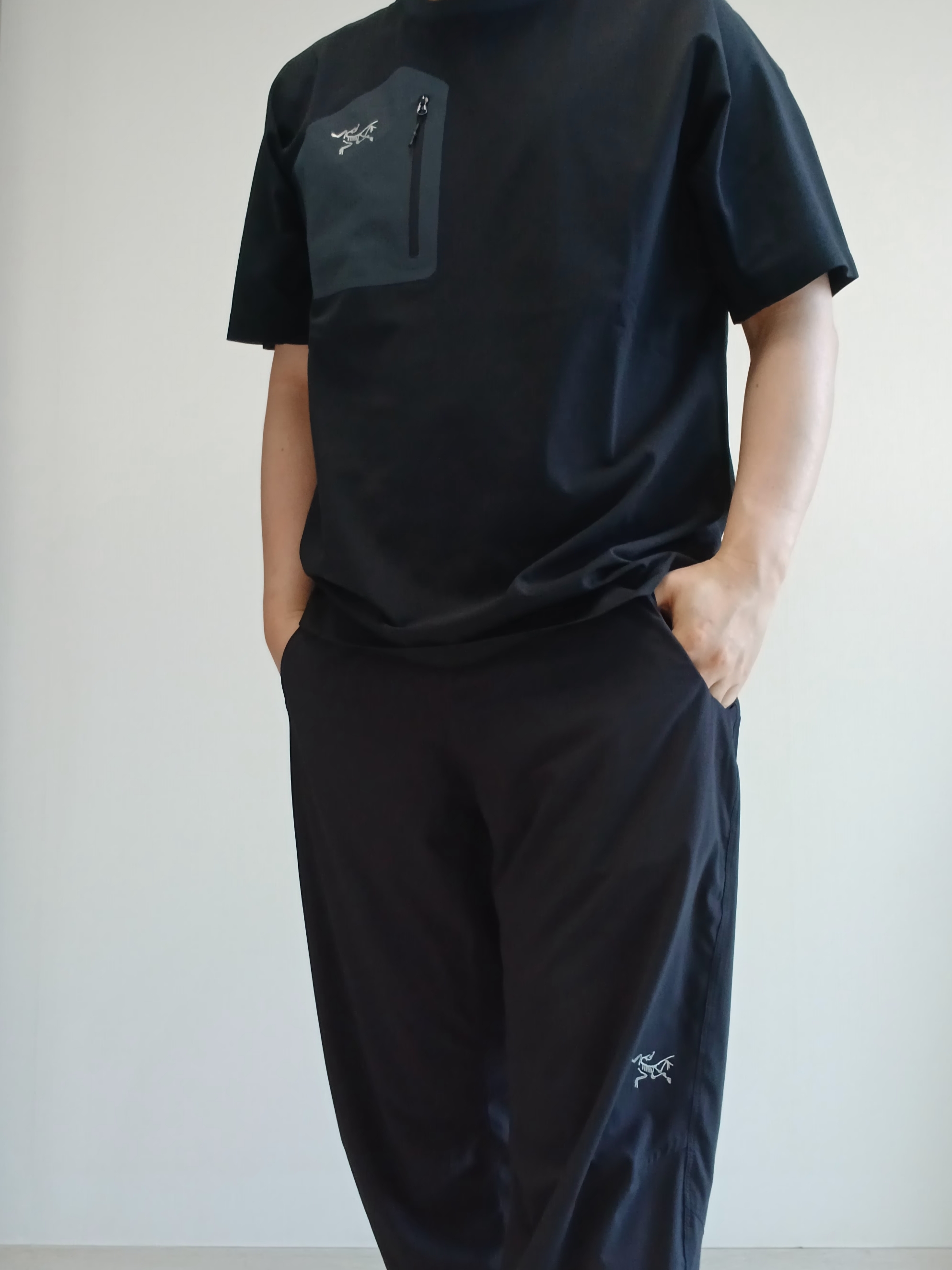 Hoka Ora Athletic Slide Black White, Arc'teryx Konseal Pocket T-Shirt Black Grey 착용 스타일 - 7