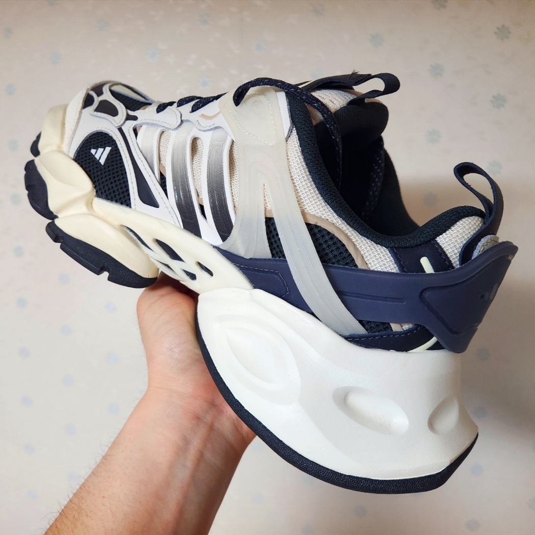 Adidas XLG Runner Deluxe Beige Black 착용 스타일 - 2