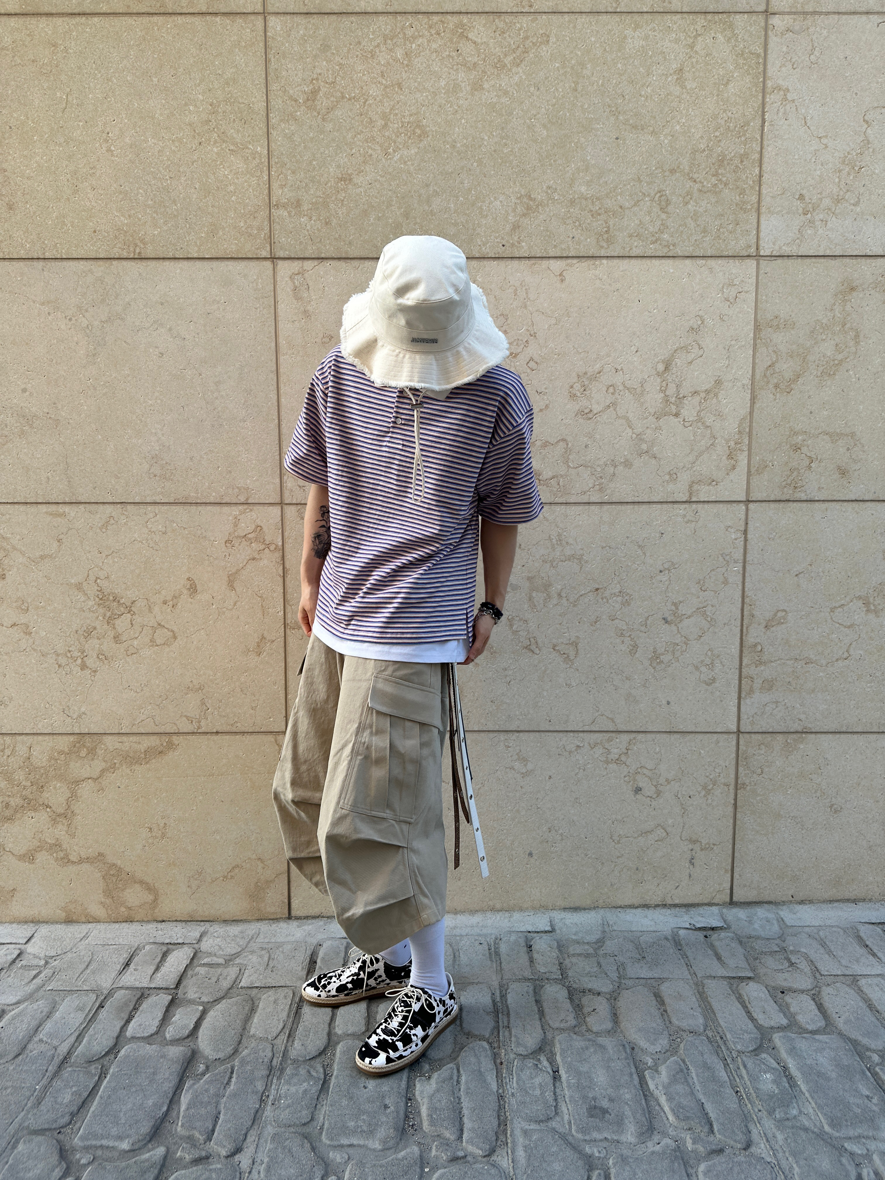 Nonnod Side cargo shorts Beige, Jacquemus Le Bob Artichaut Bucket Hat Off White 착용 스타일 - 2