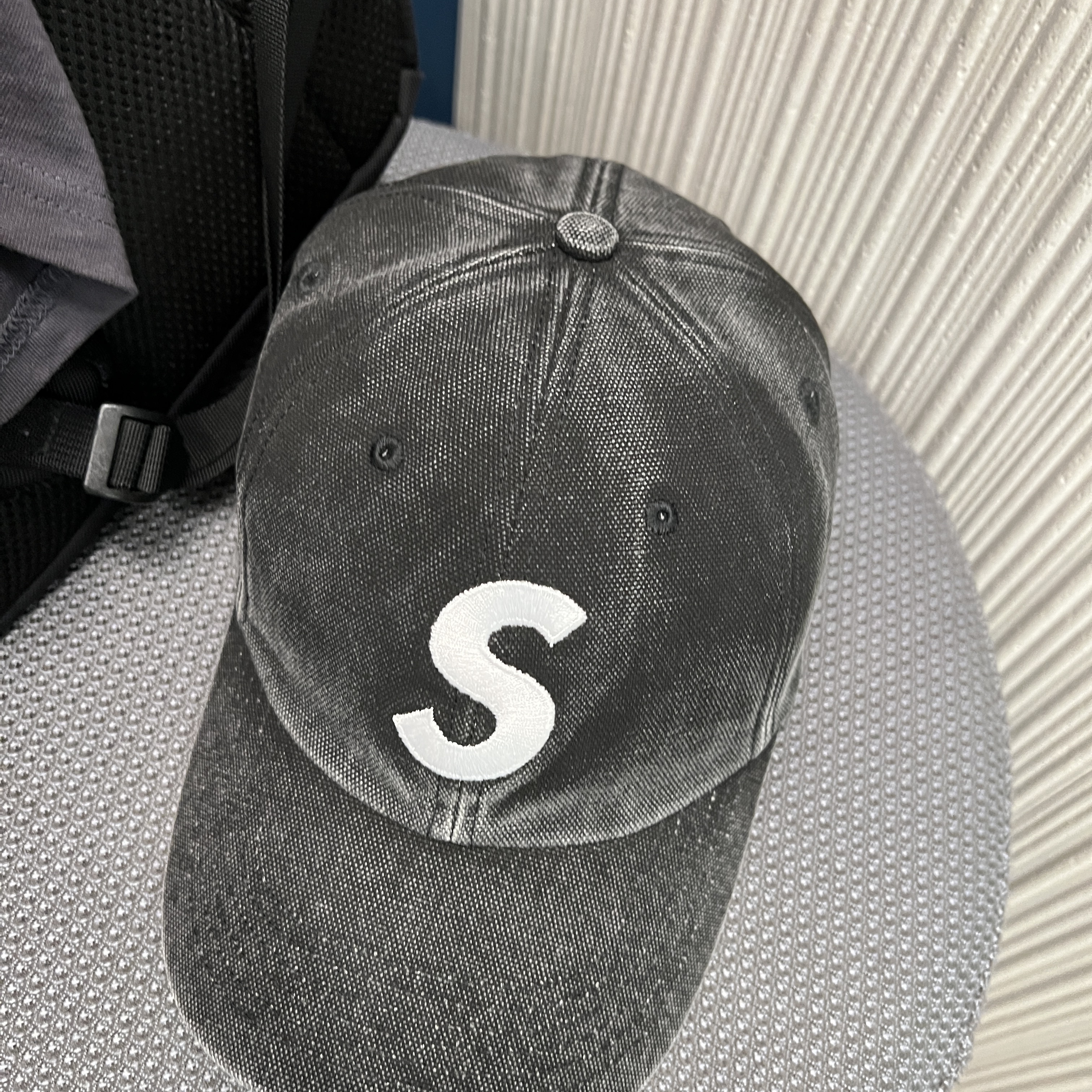 Supreme Pigment S Logo 6-Panel Black - 24FW 착용 스타일