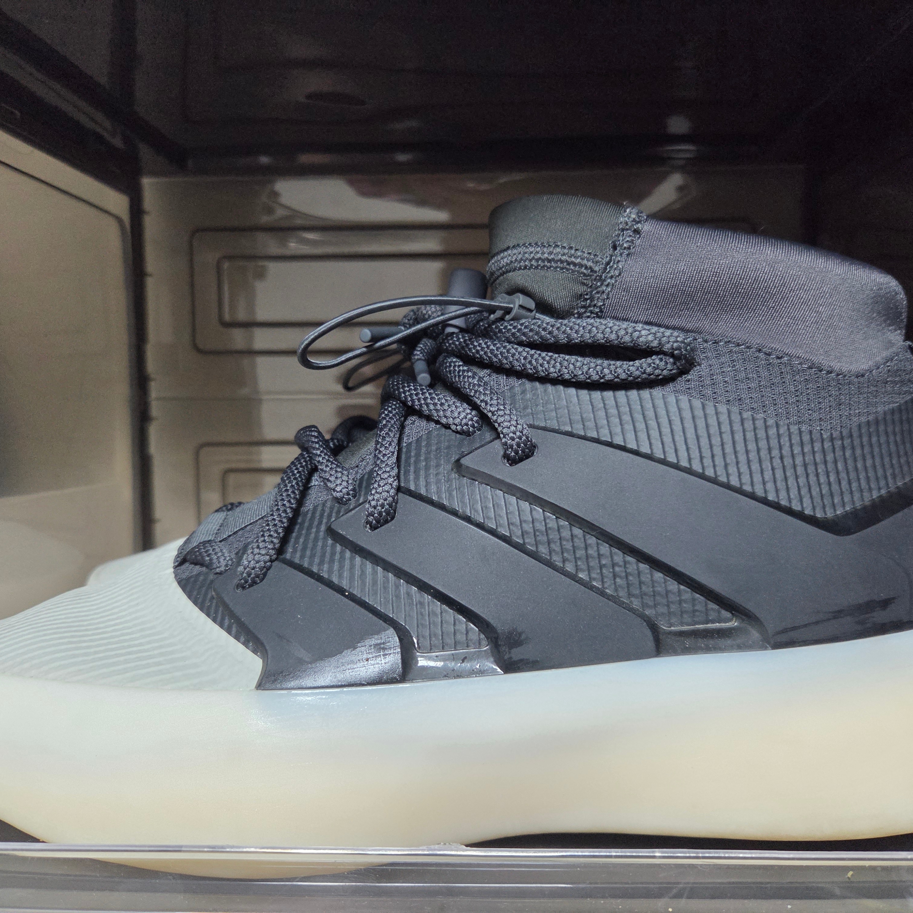 Adidas x Fear of God Athletics I Basketball Carbon Sesame 착용 스타일