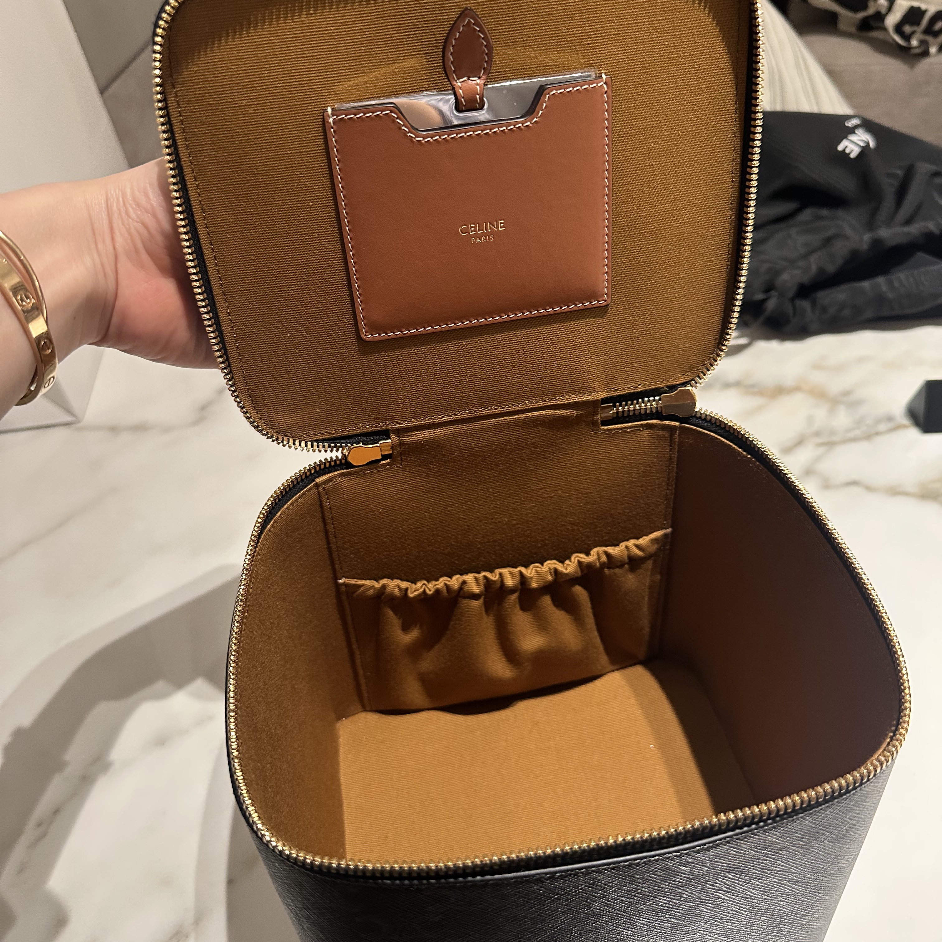 Celine Vanity in Triomphe Canvas and Calfskin Tan 착용 스타일 - 4