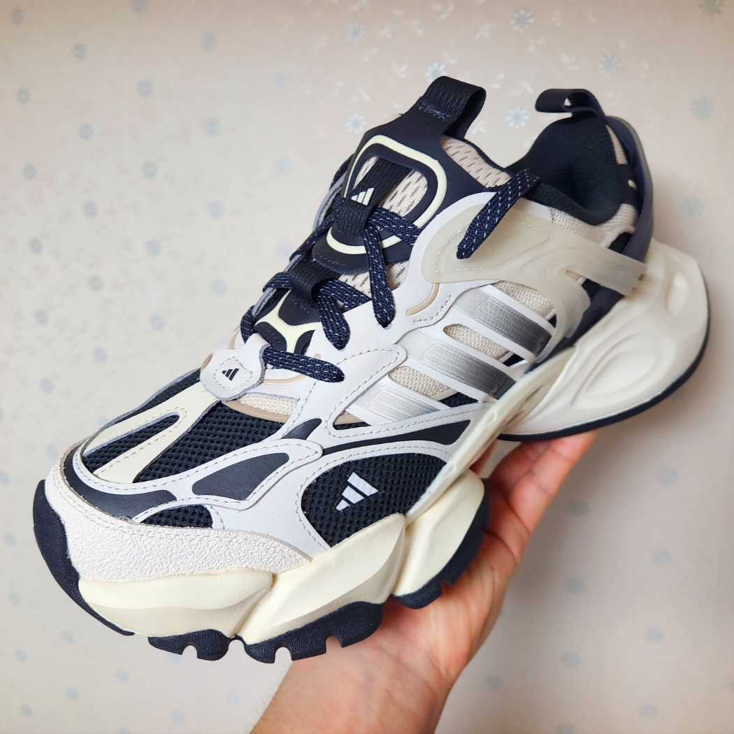 Adidas XLG Runner Deluxe Beige Black 착용 스타일 - 1