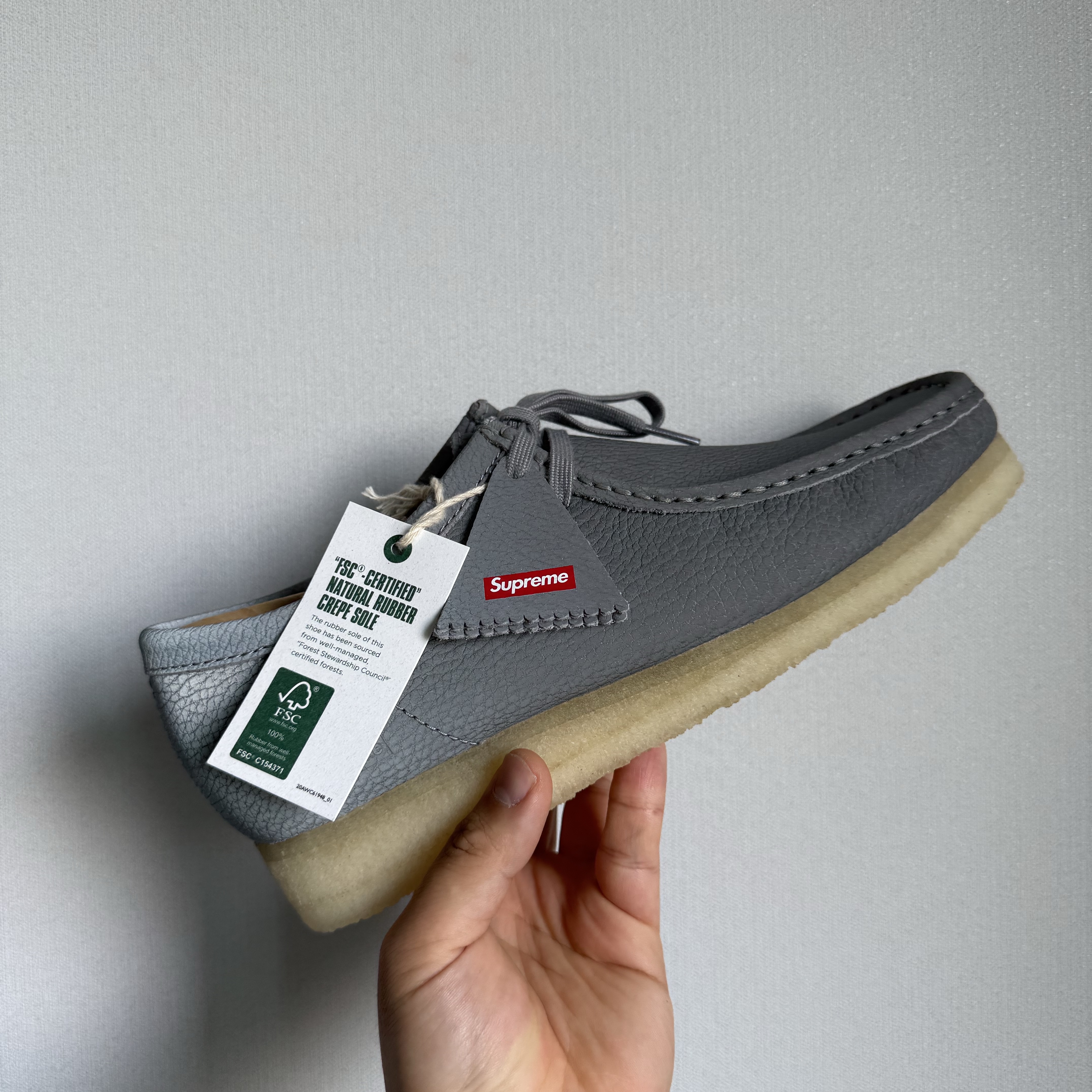 Clarks x Supreme Reflective Wallabee Silver - 25SS 착용 스타일 - 1
