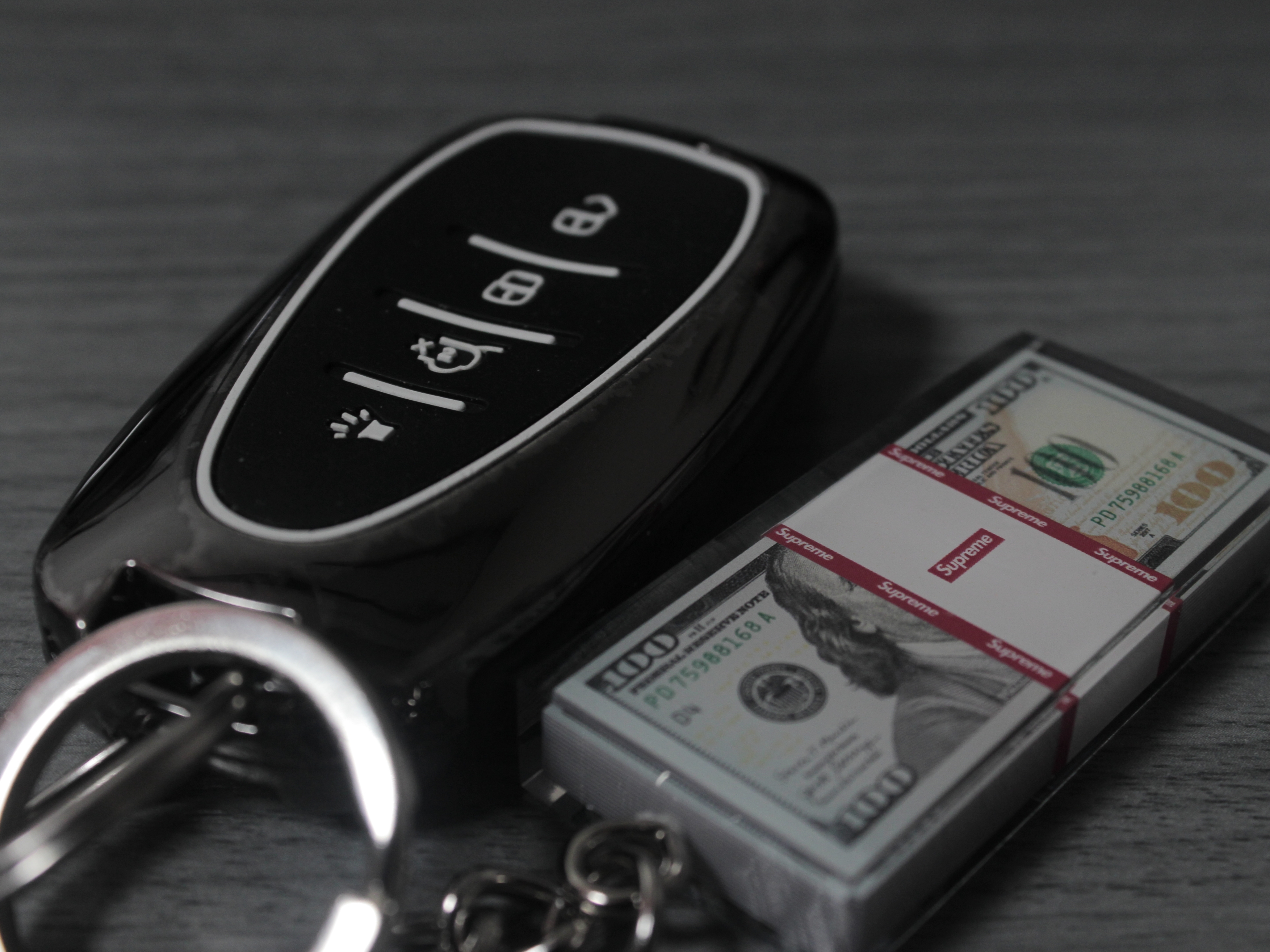 Supreme Cash Paperweight Keychain Multicolor - 24FW 착용 스타일