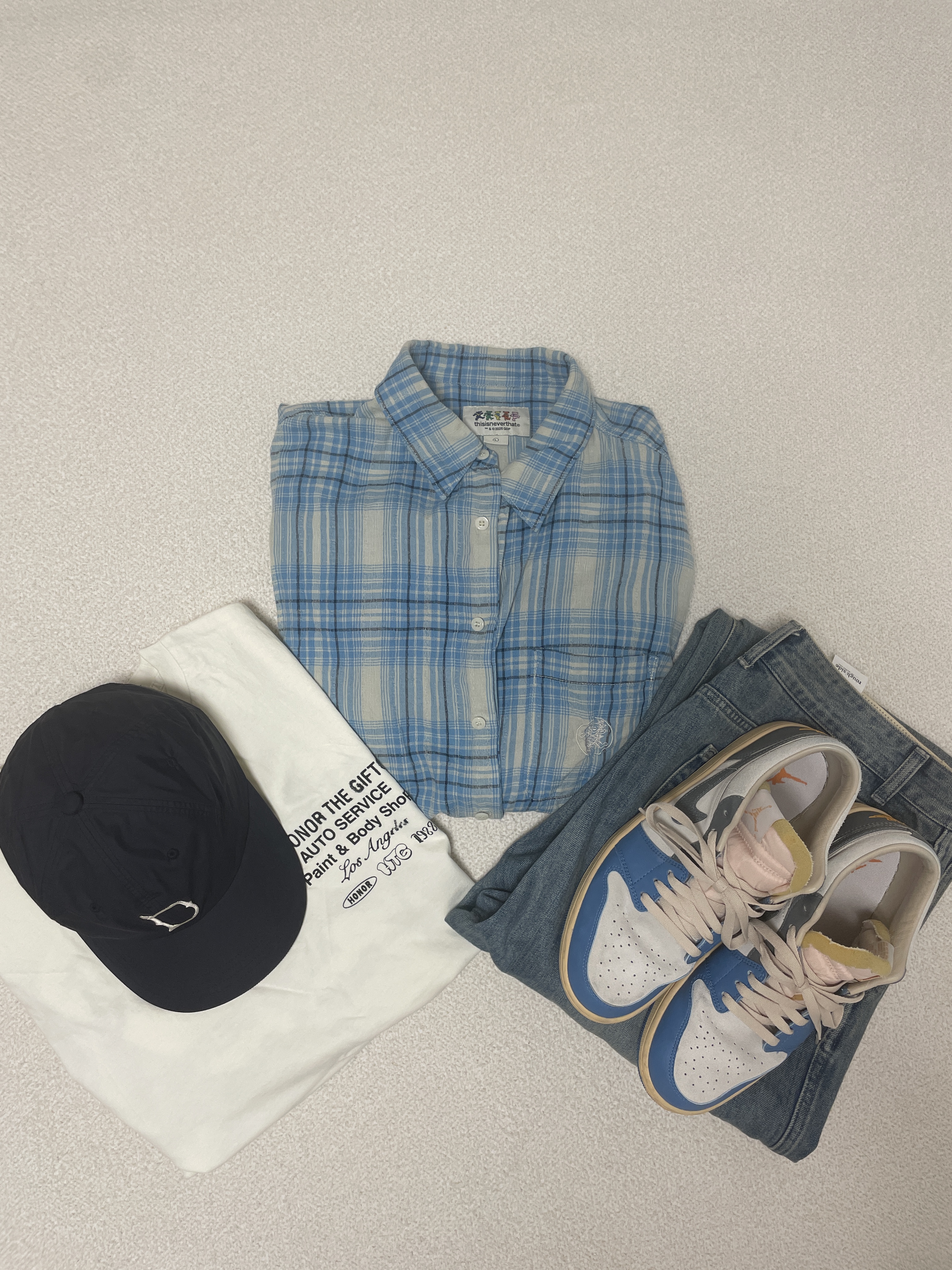 Jordan 1 Low SE Tokyo 96, Honor the Gift Inner City Auto Service SS Tee Bone 착용 스타일 - 1
