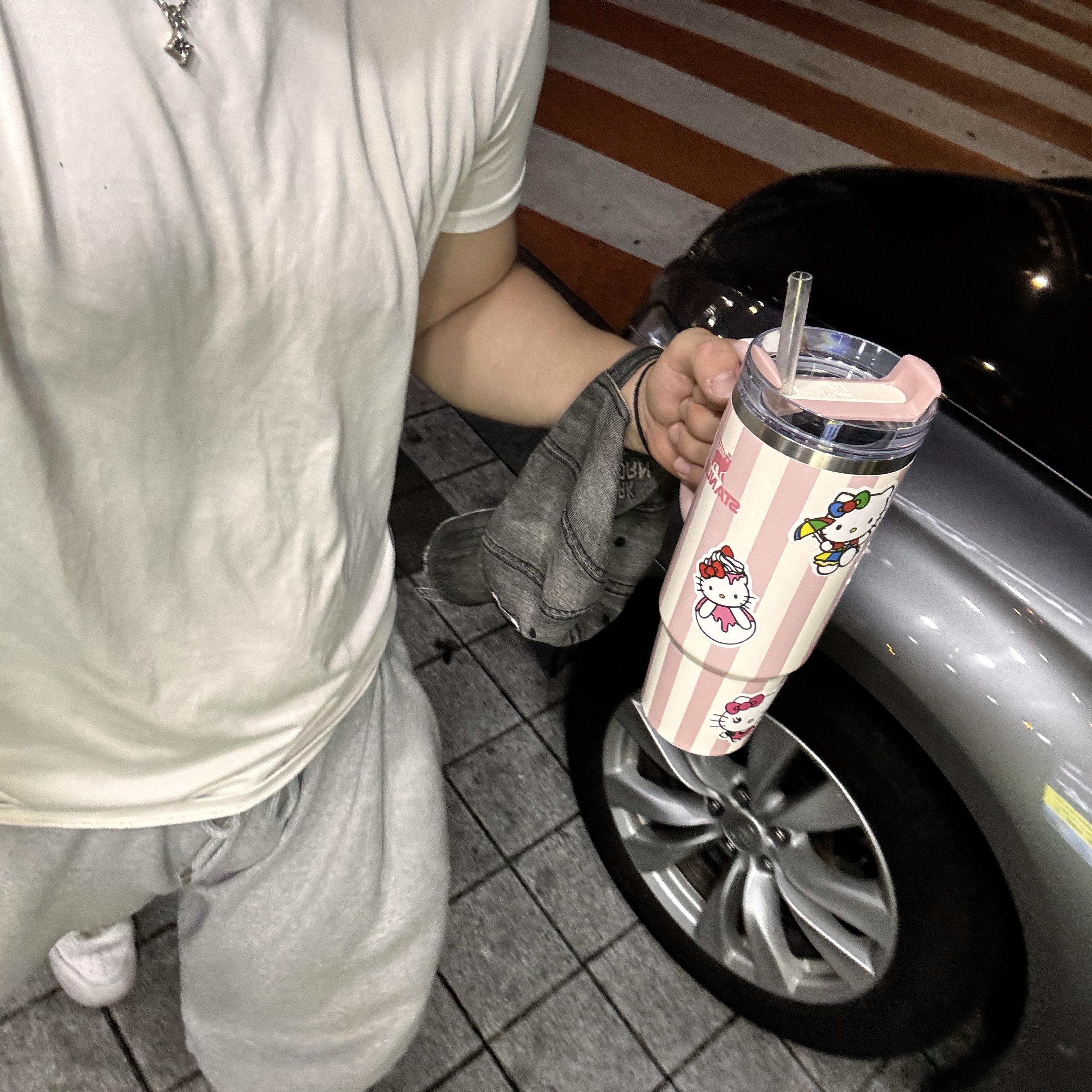Stanley The Quencher H2.0 Flowstate Tumbler 887ml Peach Whip Cabana Gloss 착용 스타일