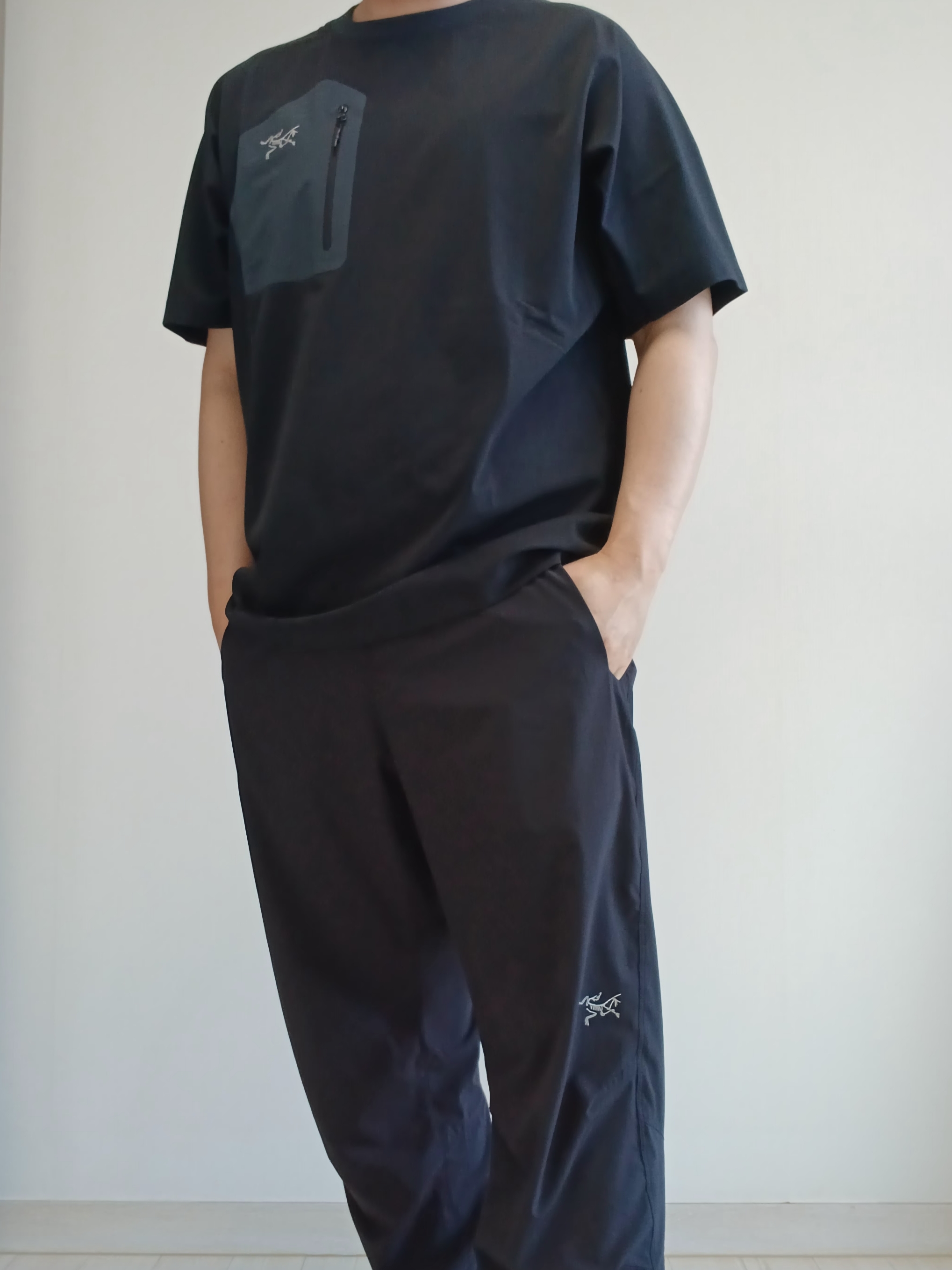 Hoka Ora Athletic Slide Black White, Arc'teryx Konseal Pocket T-Shirt Black Grey 착용 스타일 - 3