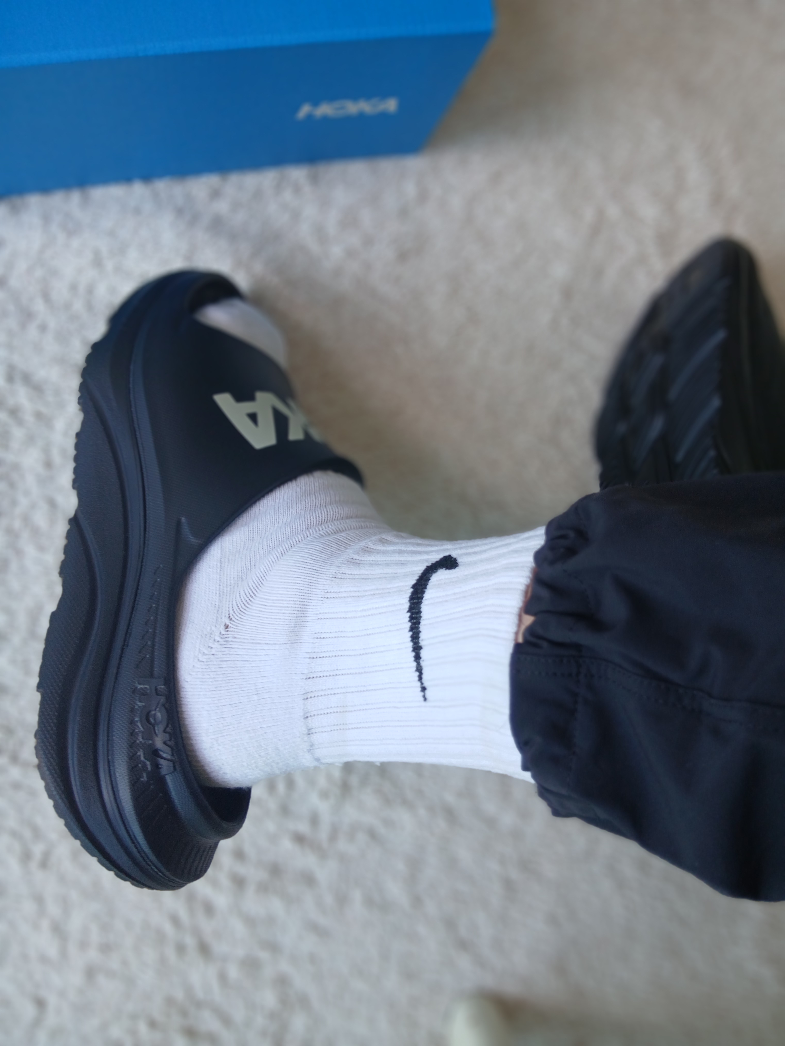 Hoka Ora Athletic Slide Black White, Arc'teryx Incendo Pants Black 착용 스타일 - 5
