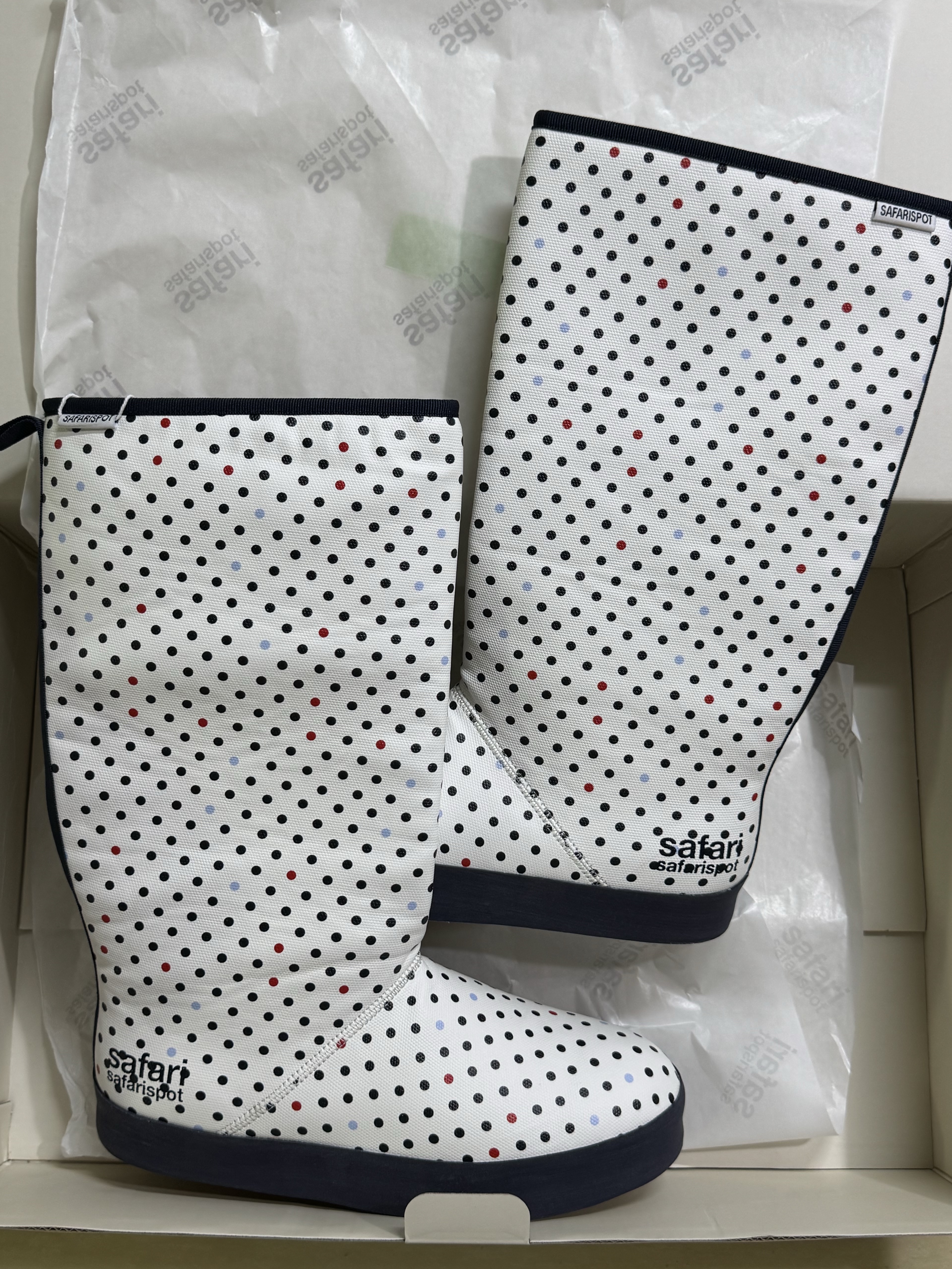 [KREAM 단독] Safarispot Basic Safari Dots Rain Boot White 착용 스타일 - 1