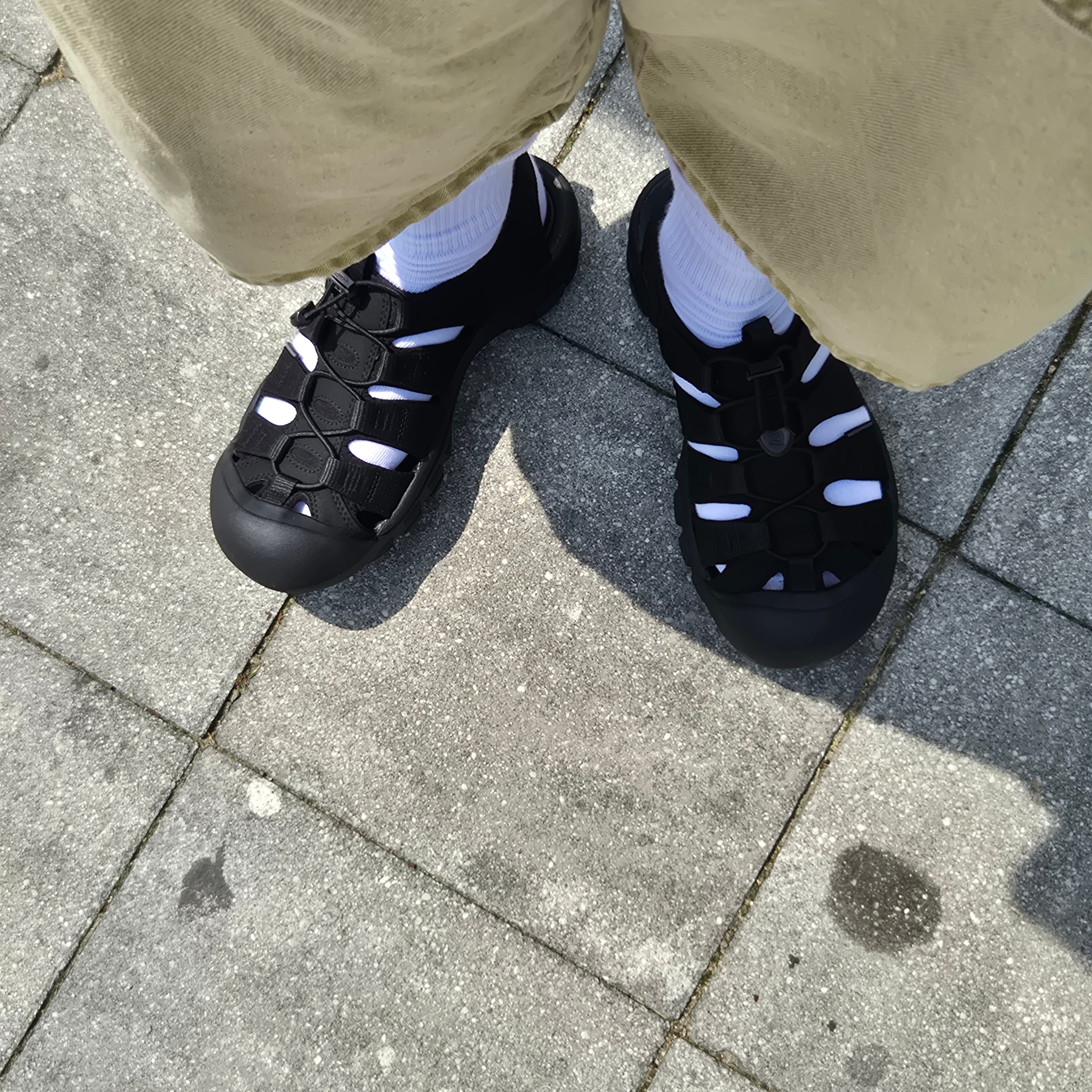 Keen Newport H2 Triple Black 착용 스타일