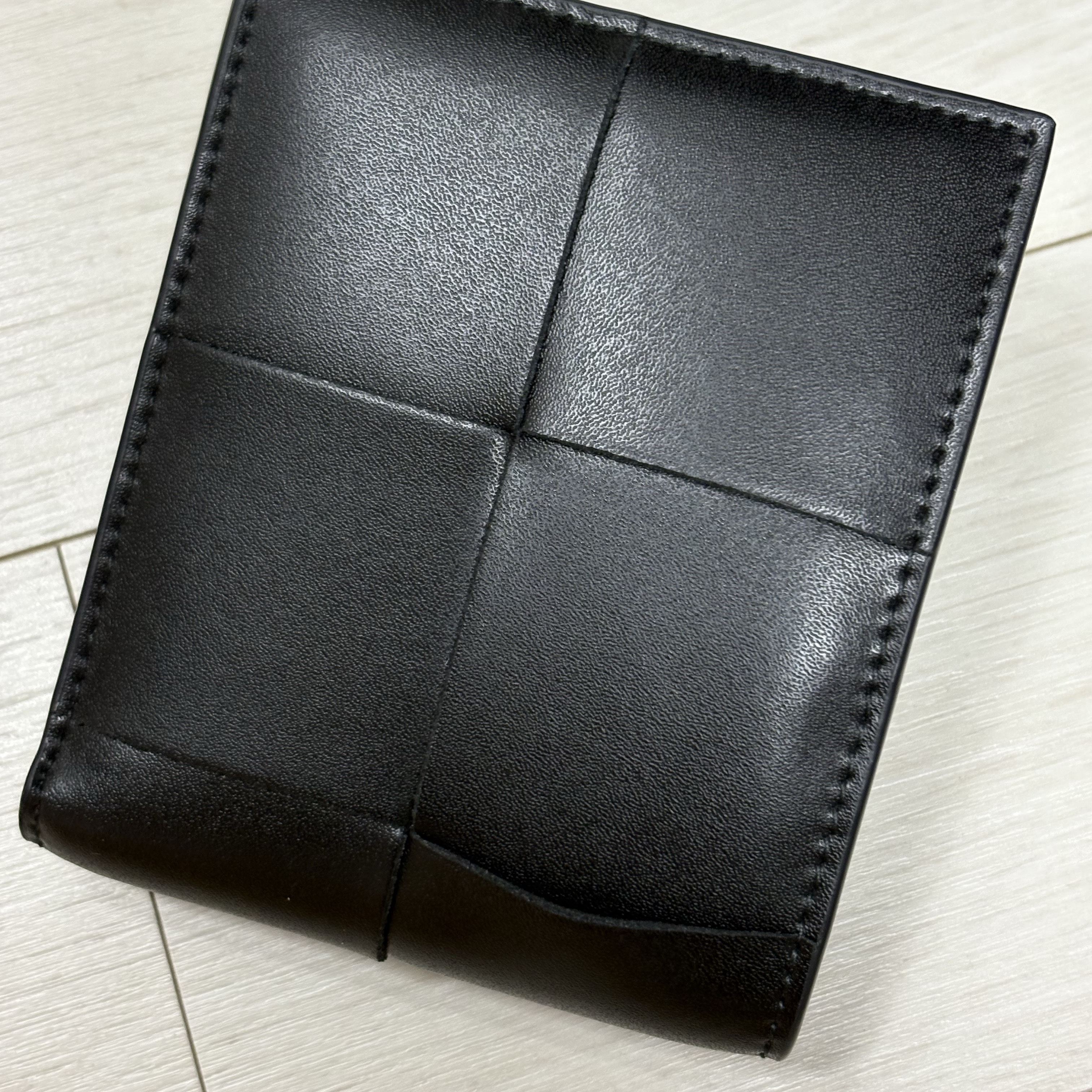 Bottega Veneta Bi-Fold Wallet Black 착용 스타일