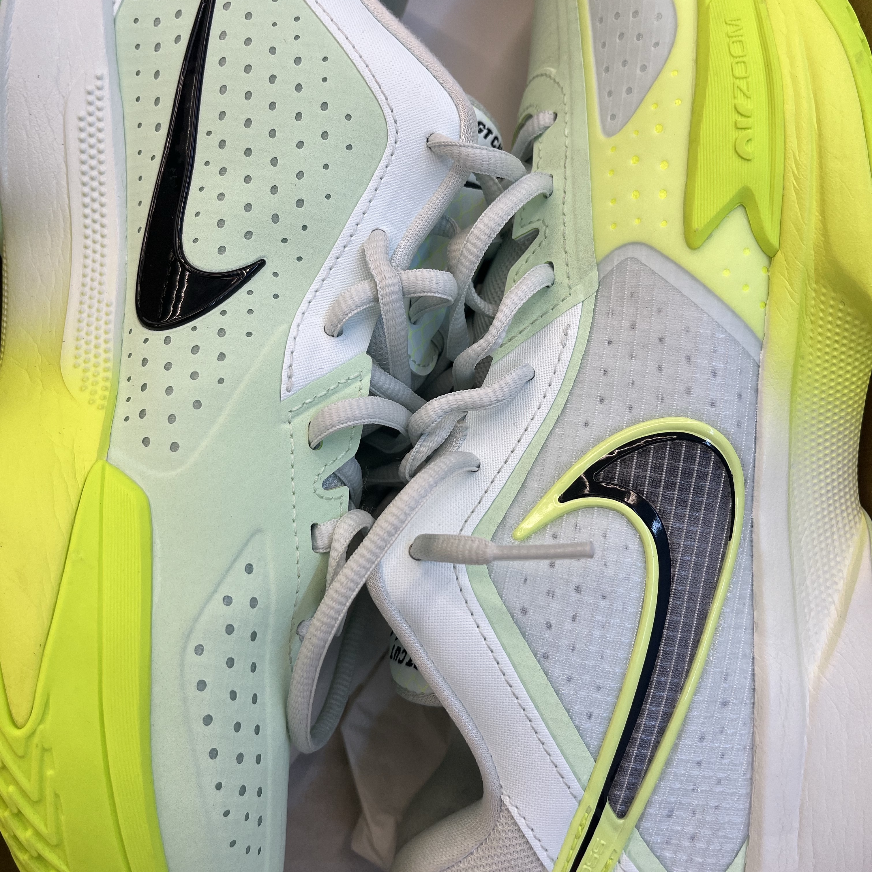 Nike G.T. Cut Cross EP Barely Green Volt 착용 스타일