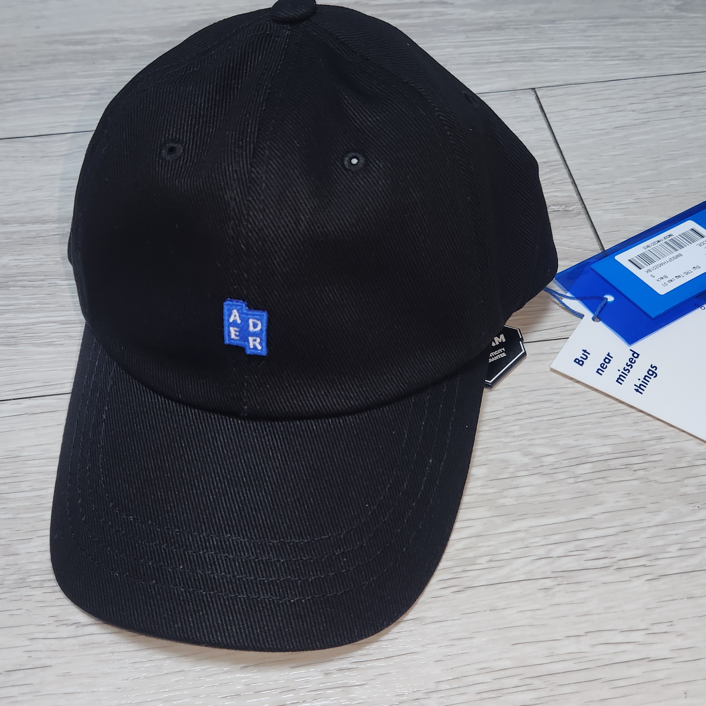 Ader Error Sig; TRS Tag Cap 01 Noir 착용 스타일 - 1