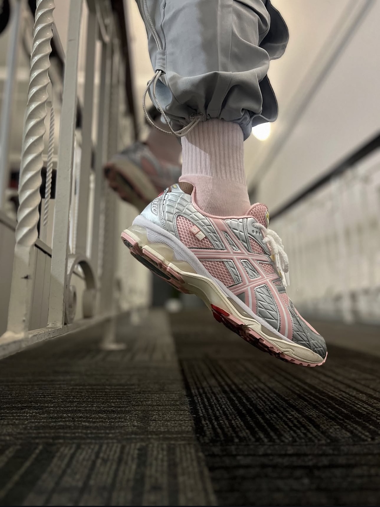 Asics x Atmos x Vandy The Pink Gel-Nimbus 10.1 Banana Split Strawberry 착용 스타일 - 2
