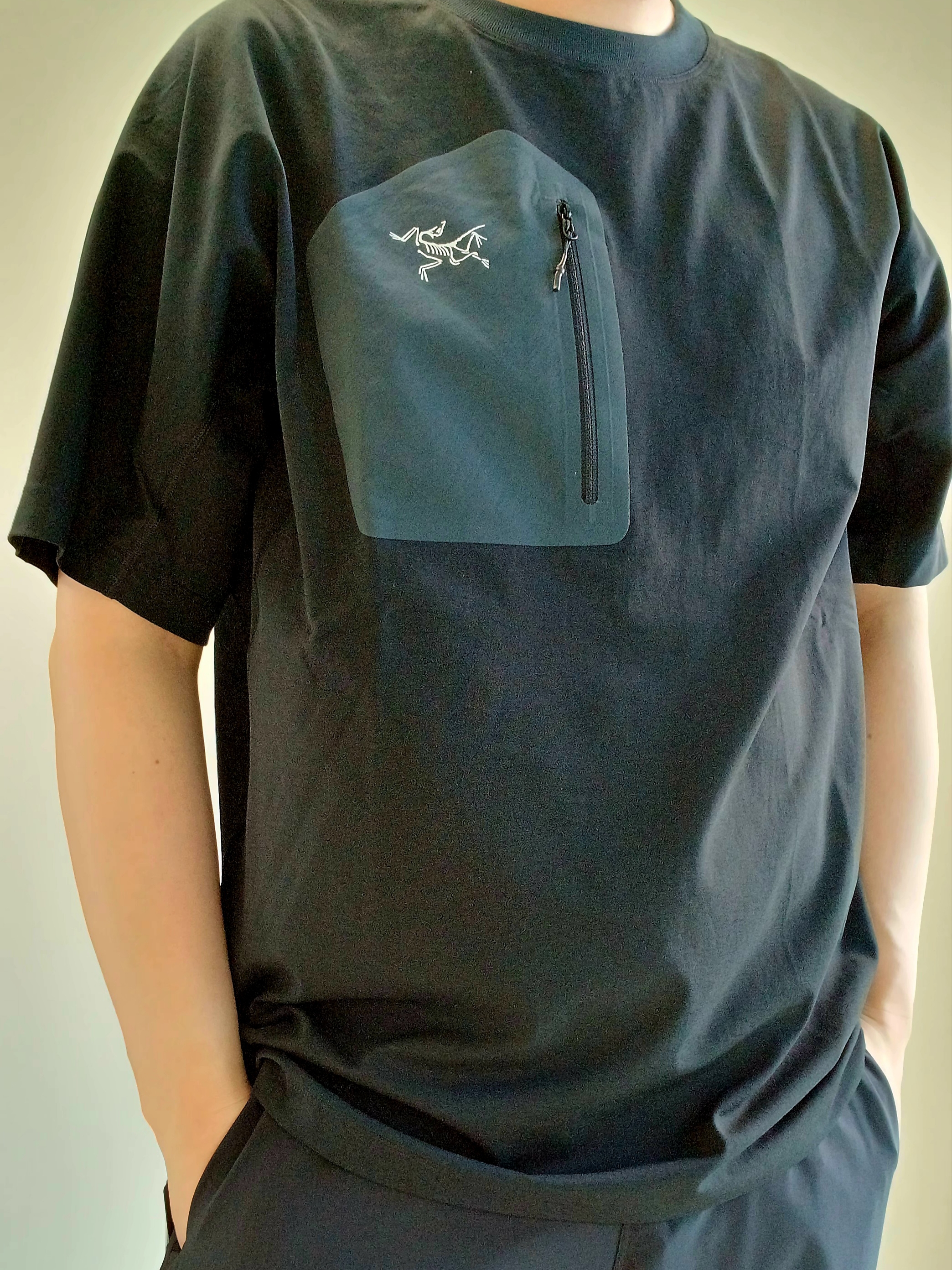 Arc'teryx Konseal Pocket T-Shirt Black Grey, Arc'teryx Konseal Pocket SS T-Shirt Black Grey 착용 스타일 - 7