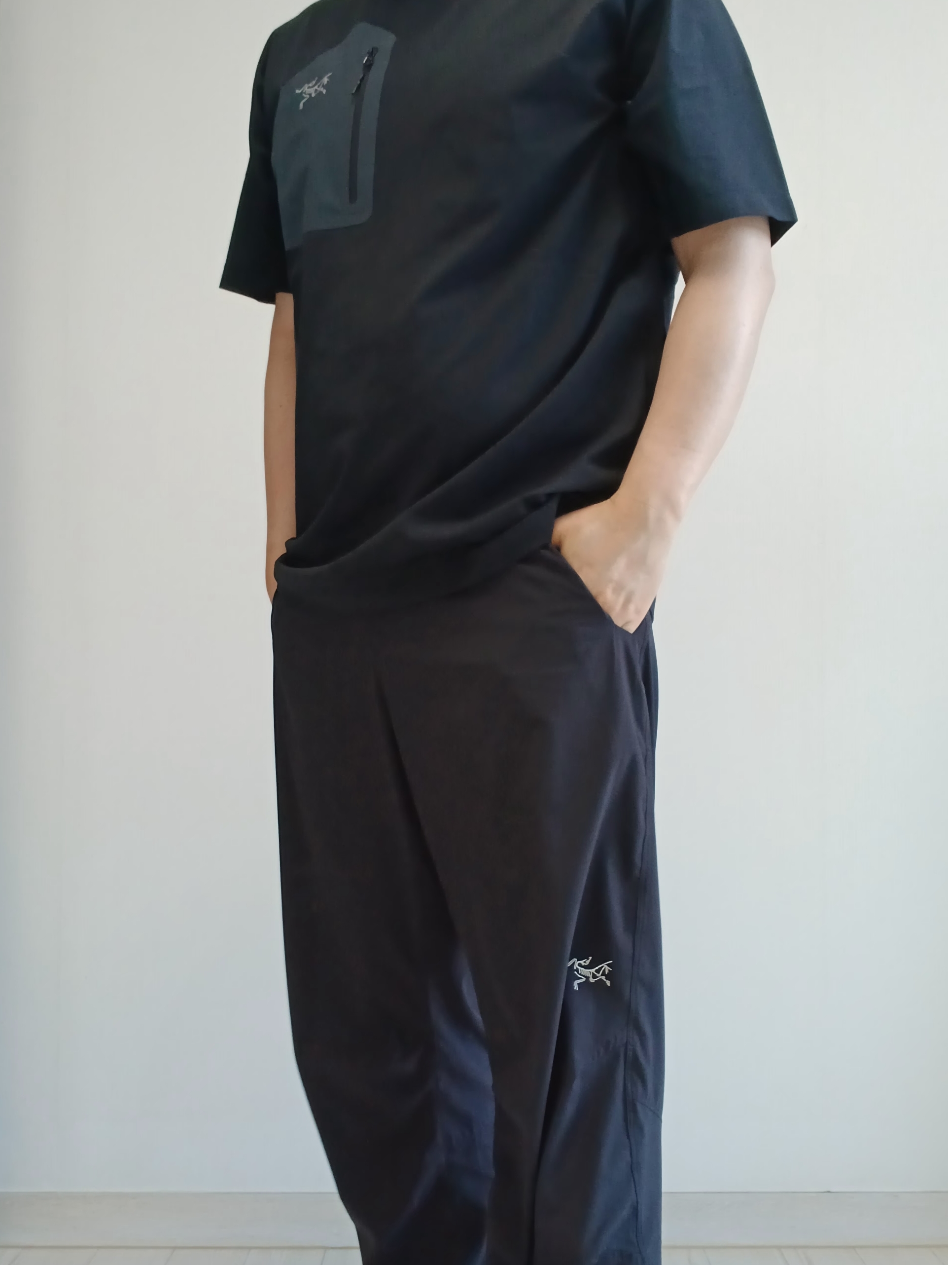 Hoka Ora Athletic Slide Black White, Arc'teryx Konseal Pocket T-Shirt Black Grey 착용 스타일 - 5