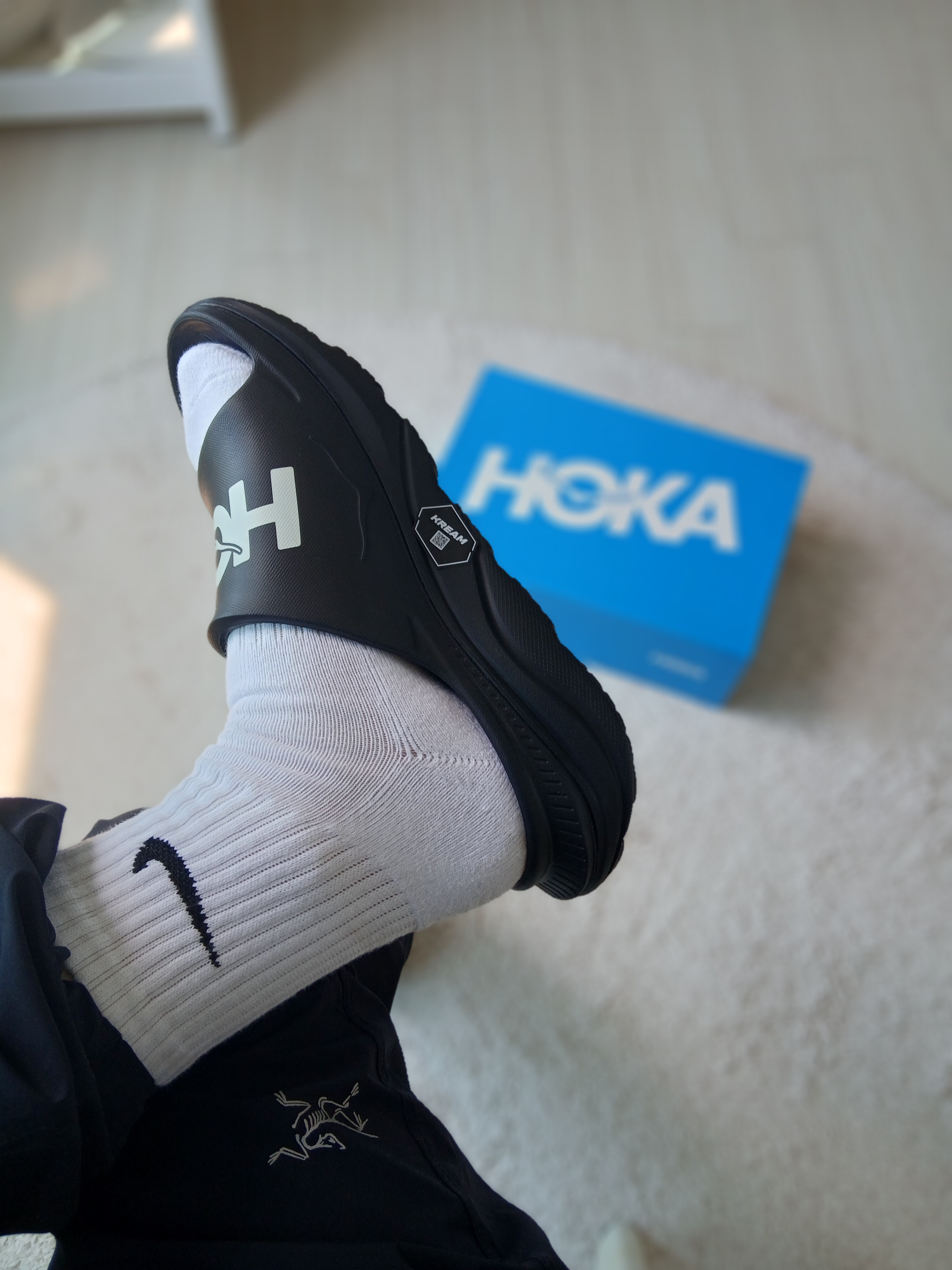Hoka Ora Athletic Slide Black White, Arc'teryx Incendo Pants Black 착용 스타일 - 2