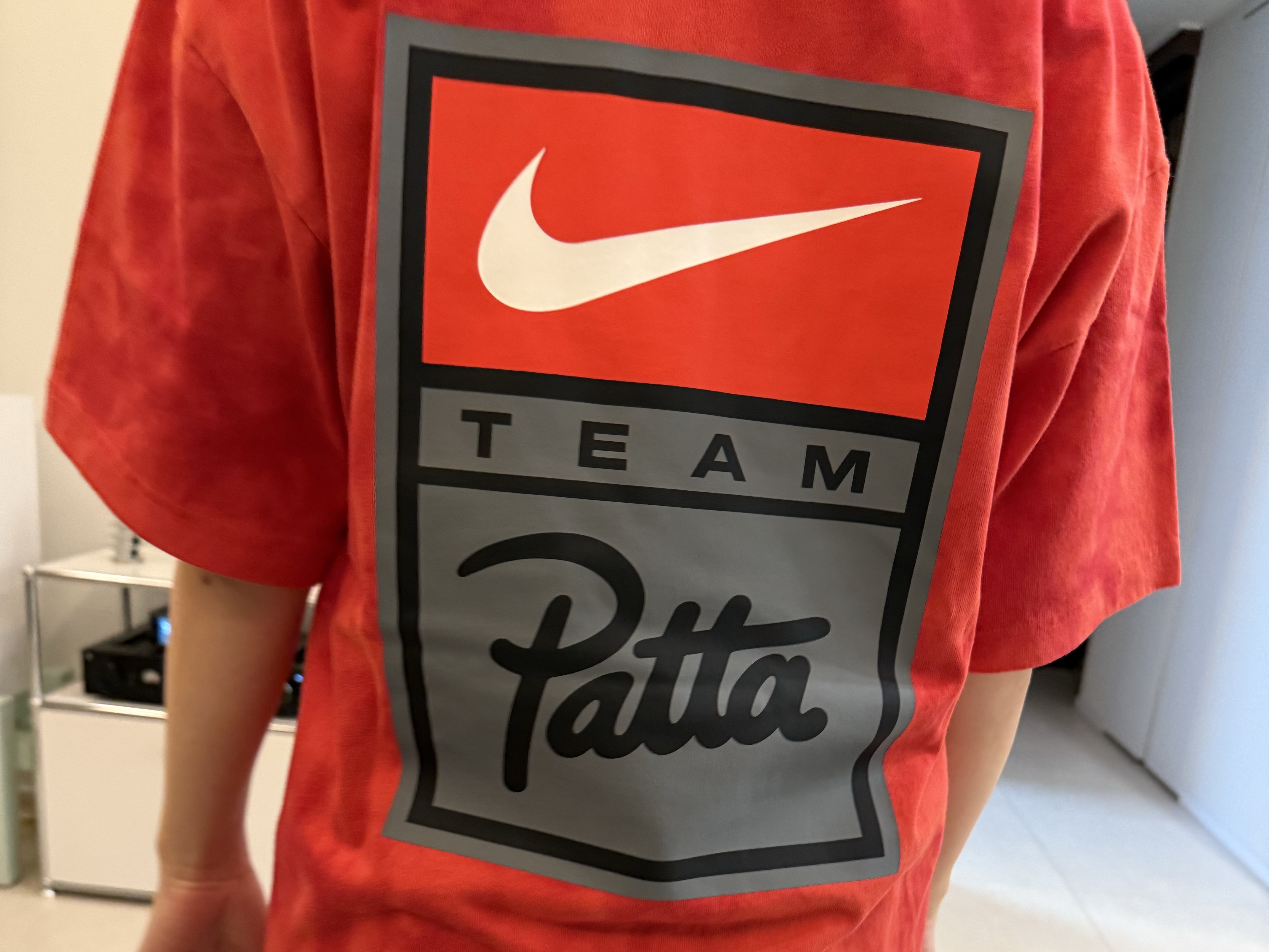 Nike x Patta T-Shirt Rush Red (HQ3907-612) 착용 스타일 - 2
