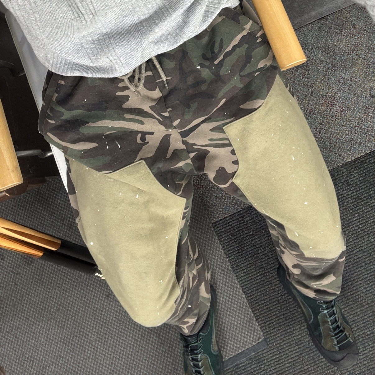 Keen x Eastlogue Jasper Rocks Sneakers Scarab Arctic, Uniqlo Multi Pocket Shoulder Bag Olive 착용 스타일 - 2