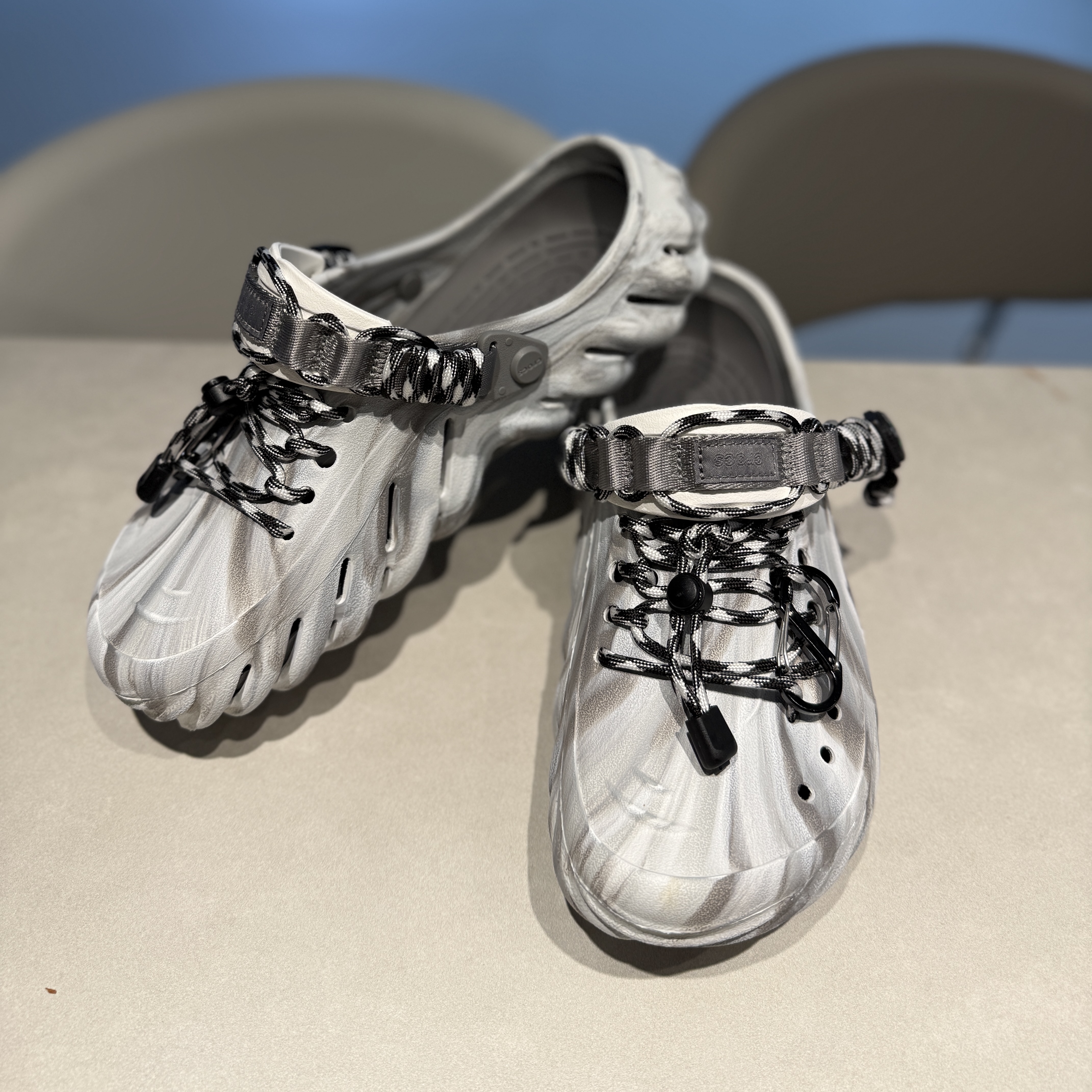 Crocs Echo Marbled Clog Moonlight Multi 착용 스타일 - 3