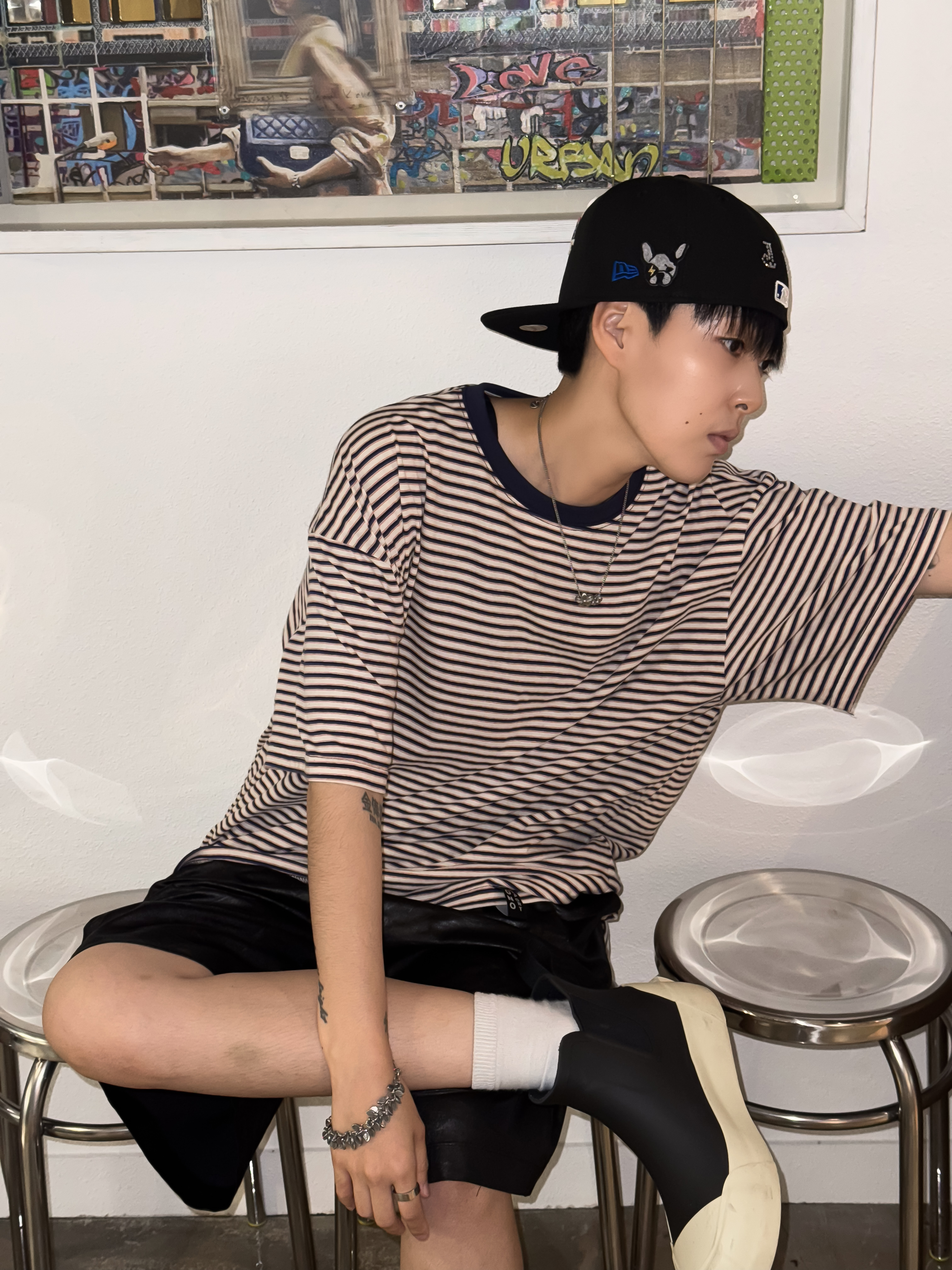 Hono Report Stripe T-Shirt Blue Stripe, Hono Report Twin Flowers Necklace 착용 스타일 - 1