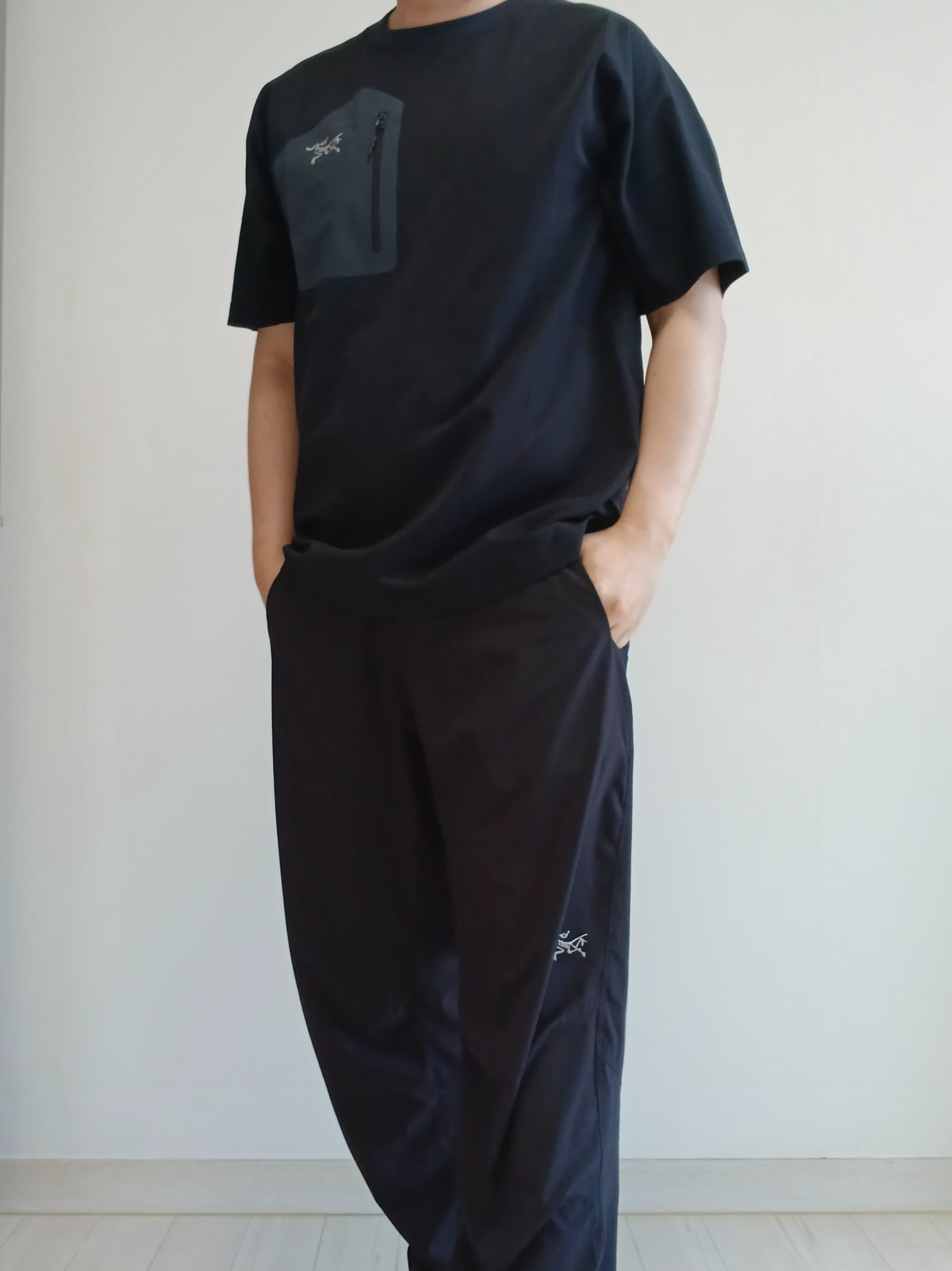 Hoka Ora Athletic Slide Black White, Arc'teryx Konseal Pocket T-Shirt Black Grey 착용 스타일 - 8