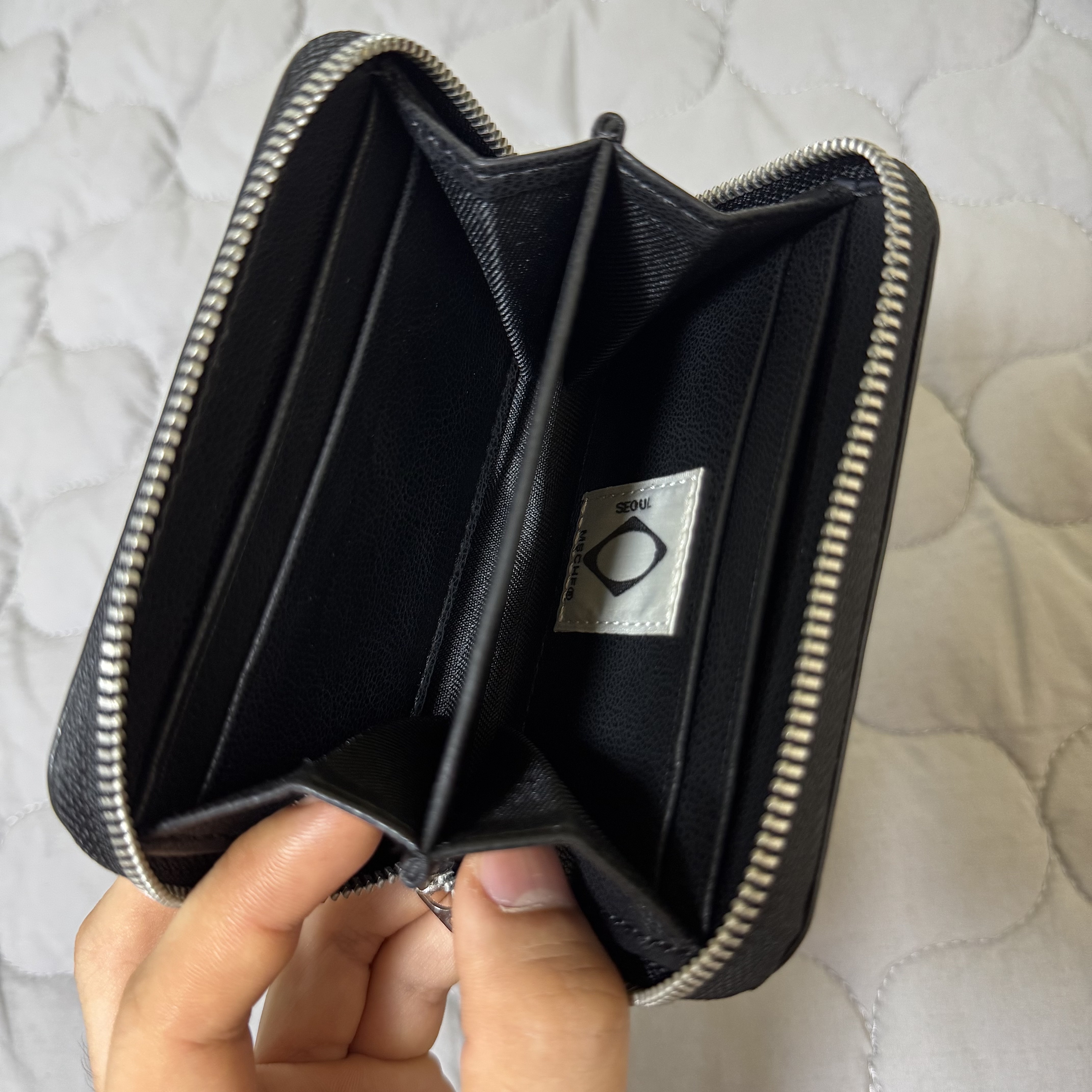 Mischief Rhombus Zip Around Wallet Black 착용 스타일 - 2