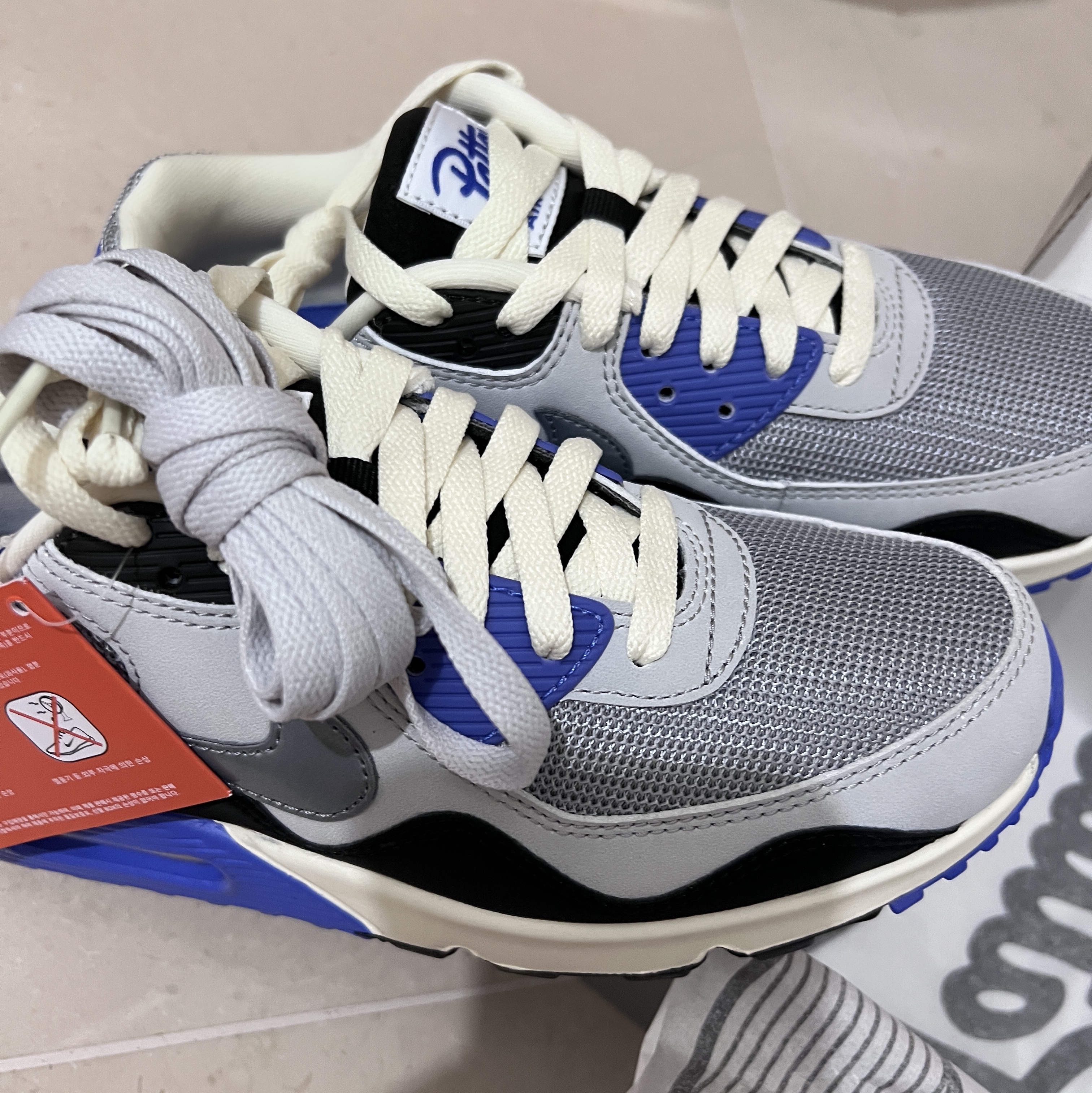 Nike x Patta Air Max 90 Sapphire and Particle Grey 착용 스타일