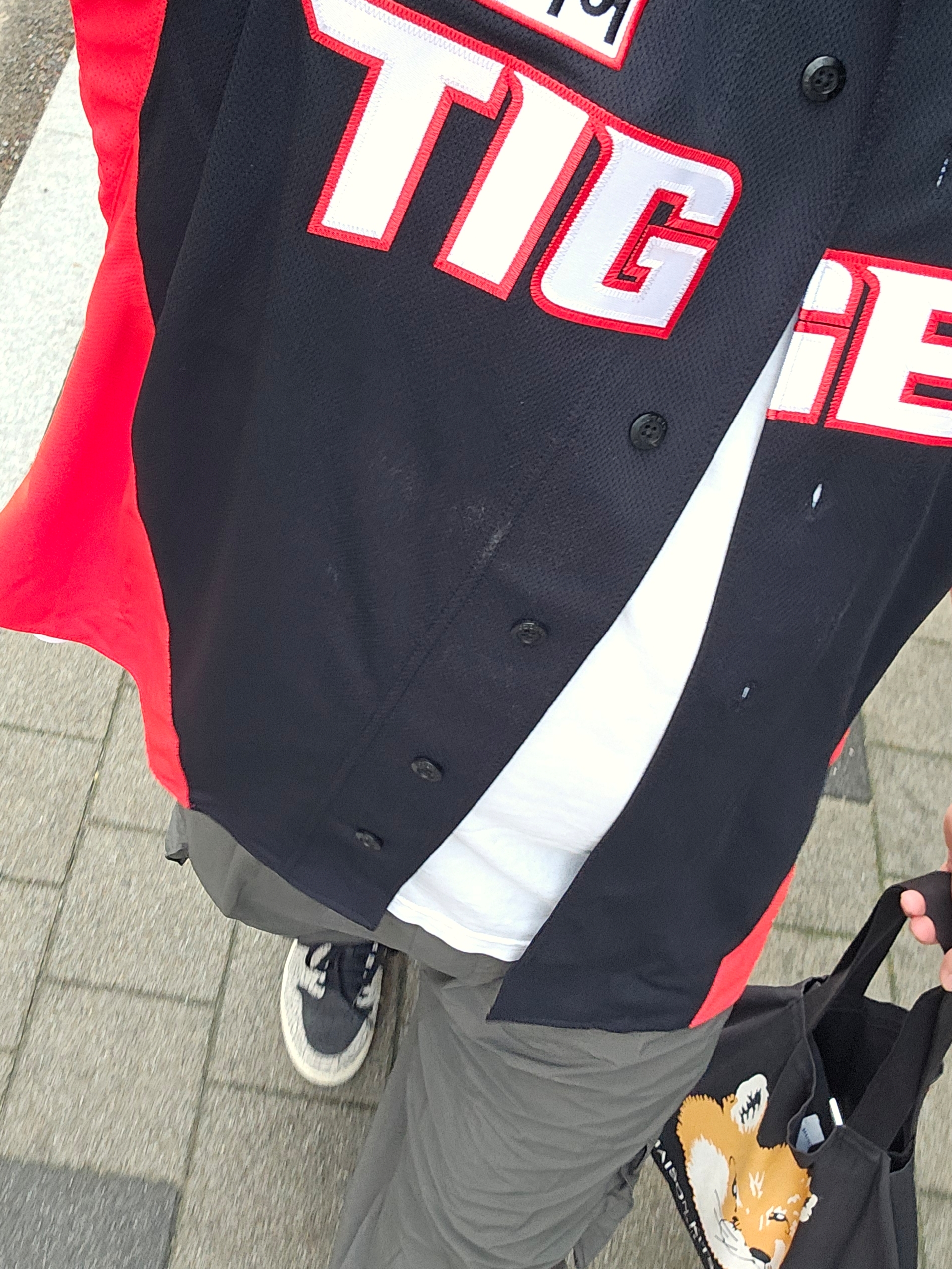 Jordan 1 Retro Low OG Black Cement, Maison Kitsune Fox Head Tote Bag Black 착용 스타일