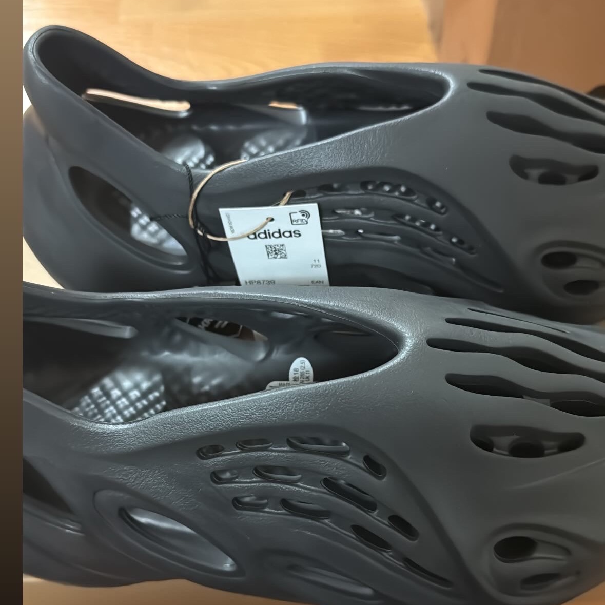 Adidas Yeezy Foam RNNR Onyx 착용 스타일