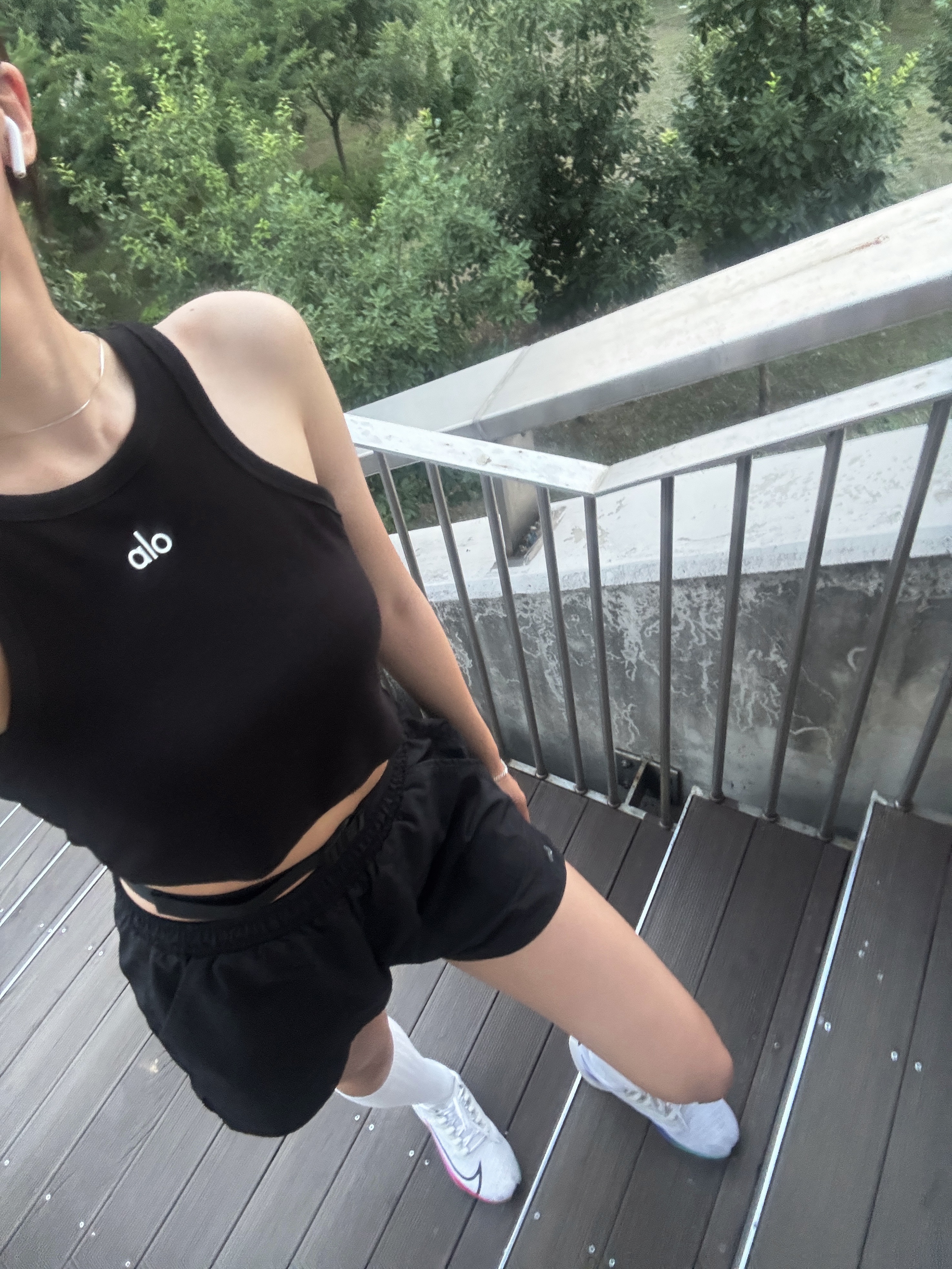 (W) Alo Yoga Aspire Tank Black White 착용 스타일