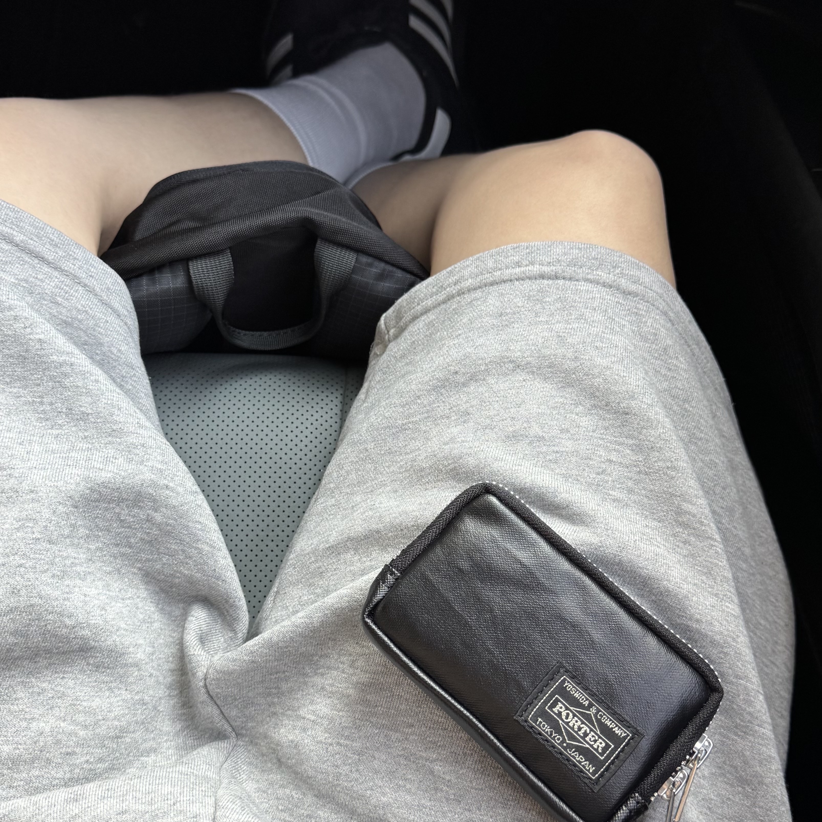 Porter Freestyle Multi Coin Case Black 착용 스타일