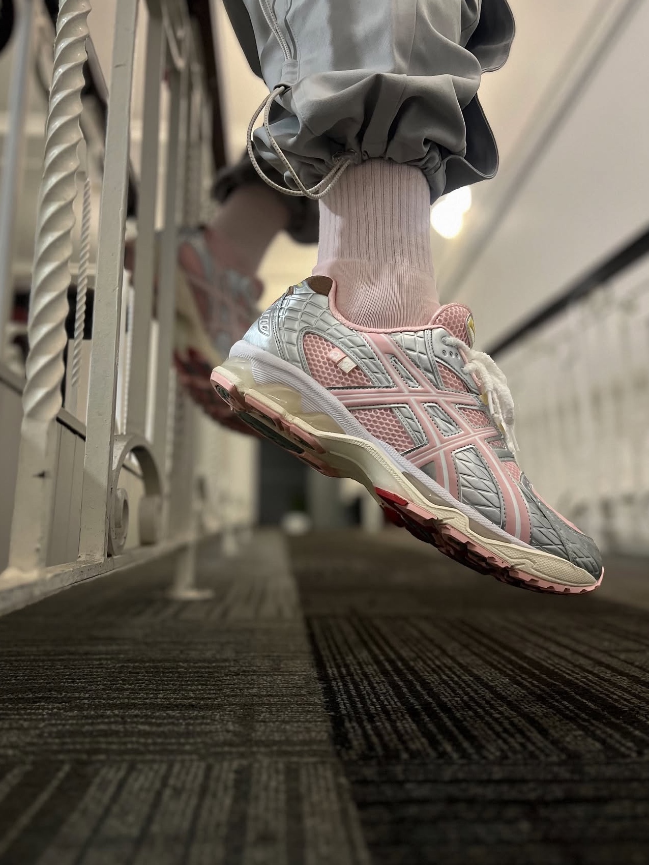 Asics x Atmos x Vandy The Pink Gel-Nimbus 10.1 Banana Split Strawberry 착용 스타일 - 1
