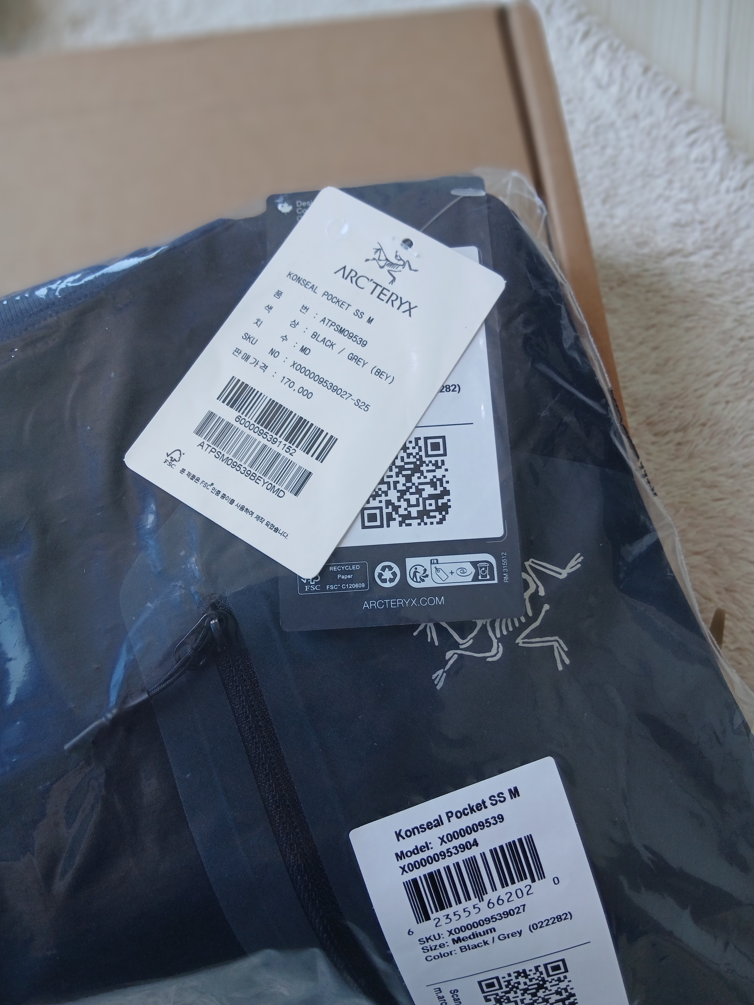 Arc'teryx Konseal Pocket T-Shirt Black Grey, Arc'teryx Konseal Pocket SS T-Shirt Black Grey 착용 스타일 - 5