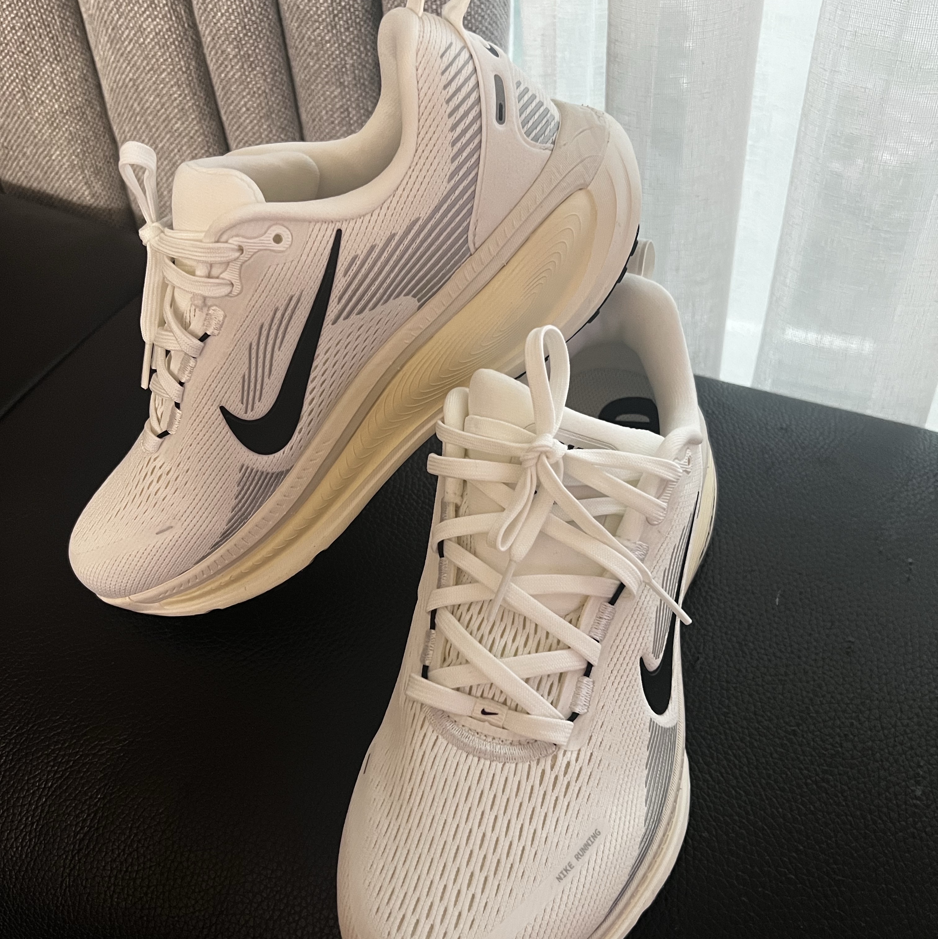 Nike Vomero 18 Summit White Coconut Milk 착용 스타일 - 1