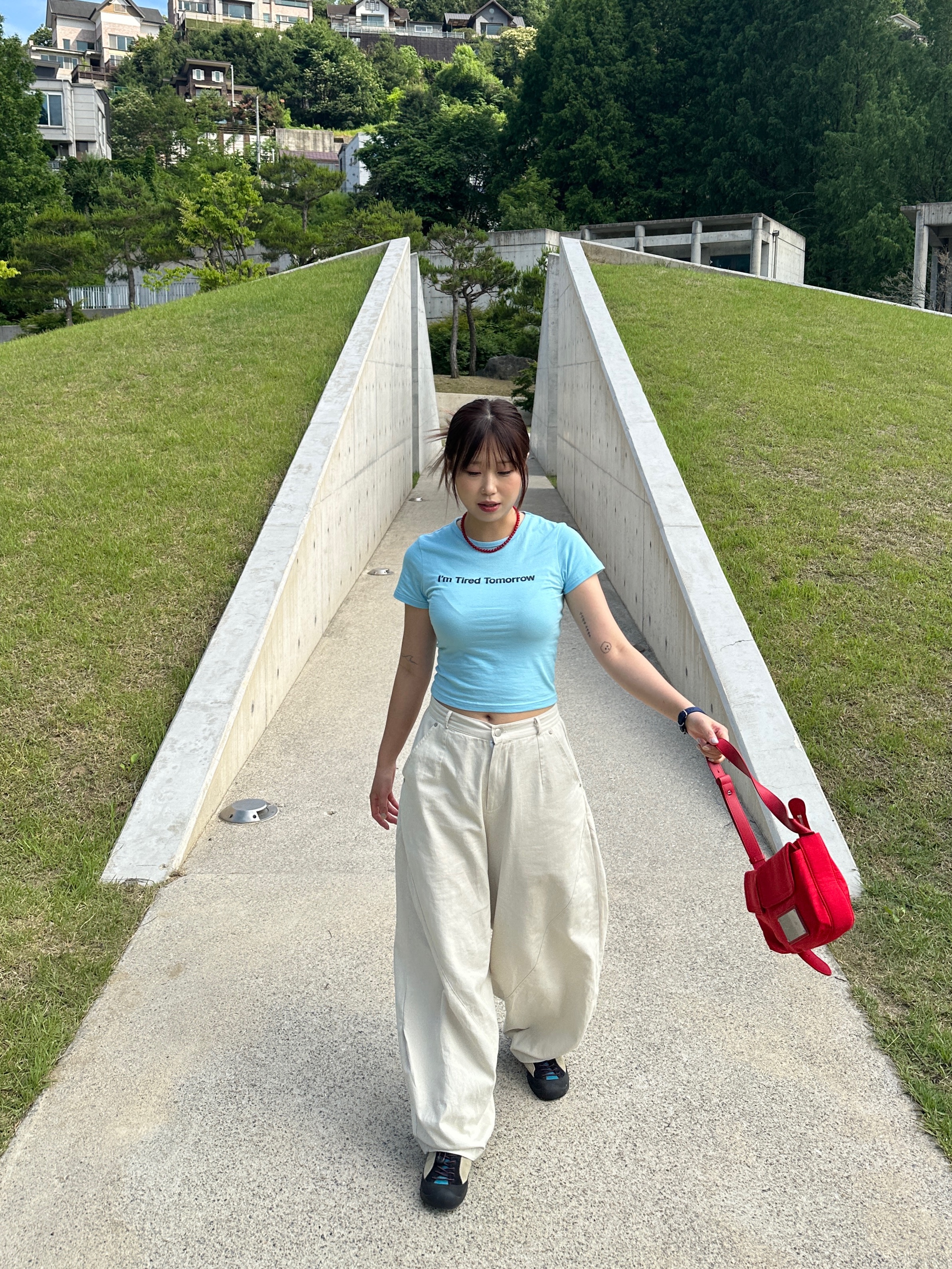 LAZYZ I’m Tired Tomorrow T-Shirt Sky, DANDEL Structure Balloon Chino Pants Cream 착용 스타일 - 1