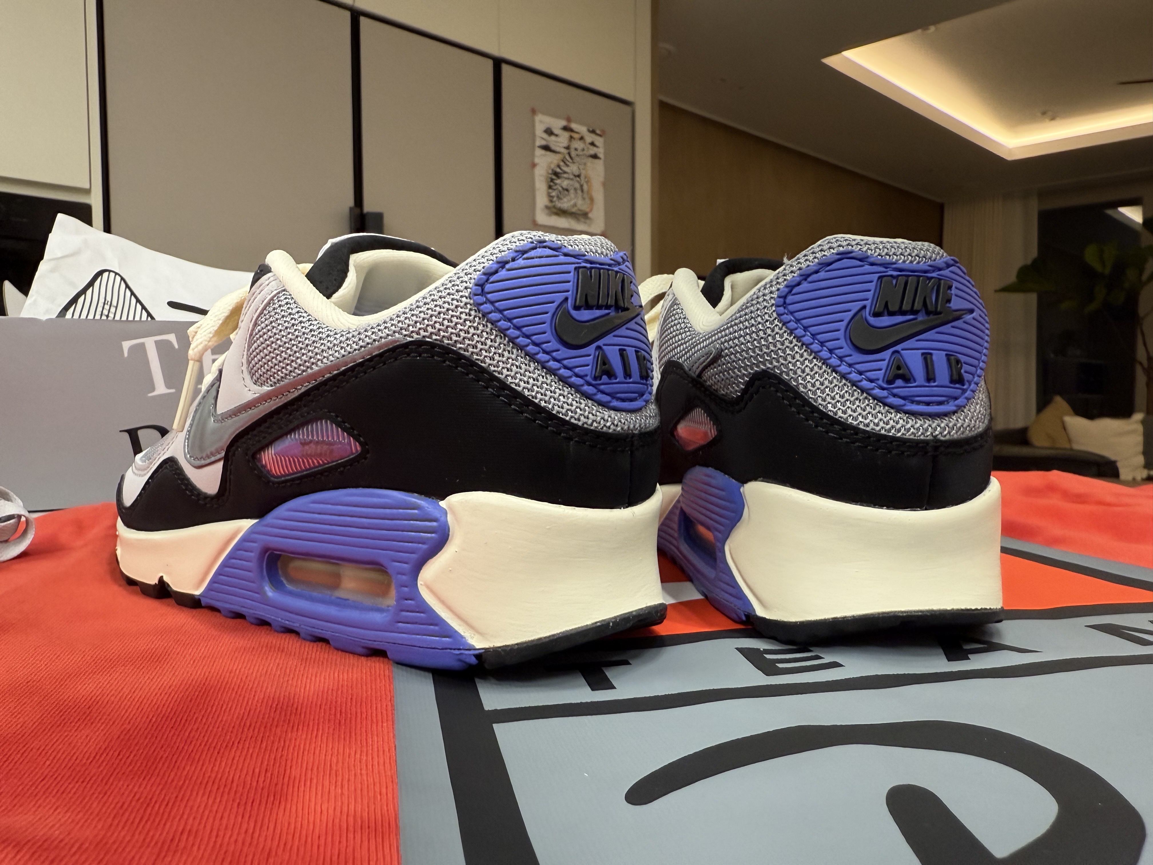 Nike x Patta Air Max 90 Sapphire and Particle Grey, Nike x Patta T-Shirt Rush Red (HQ3907-612) 착용 스타일 - 6