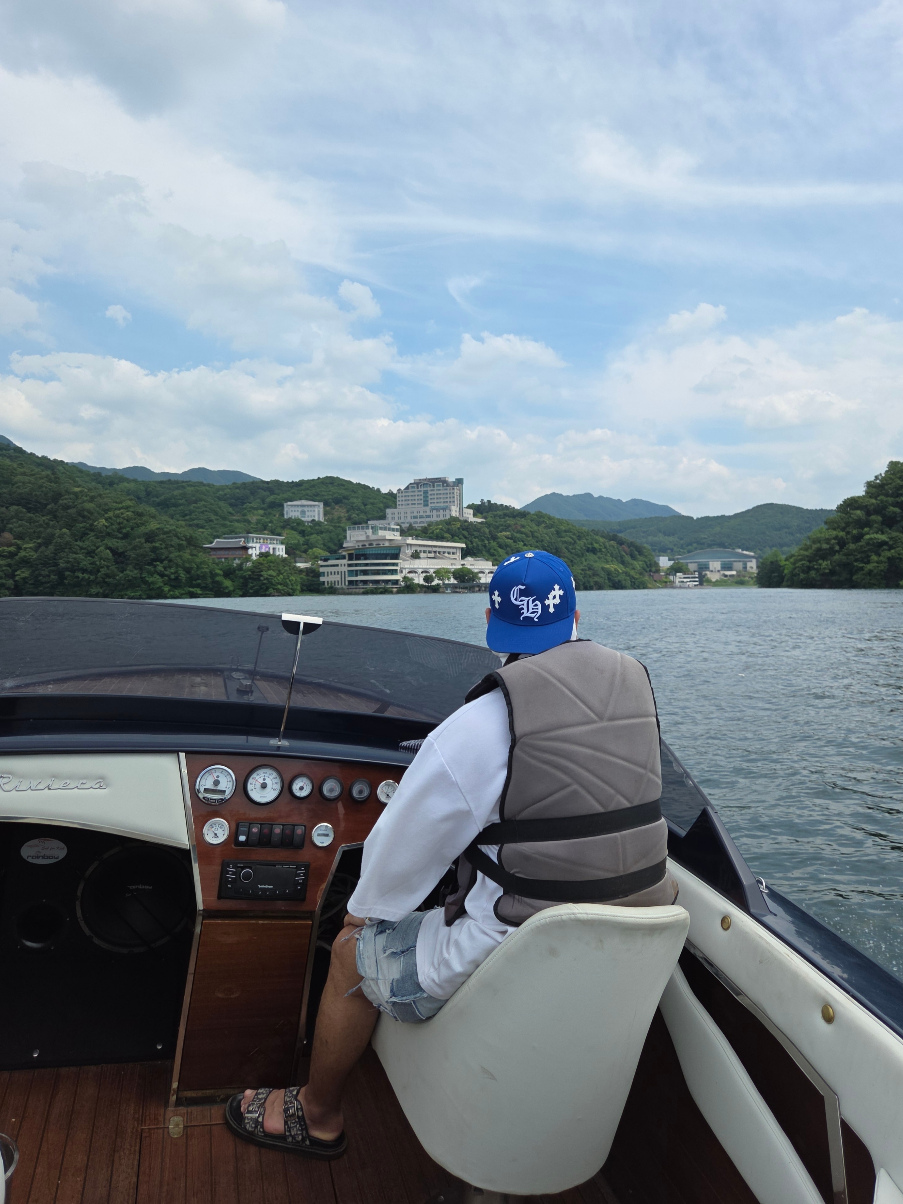 Dior Alpha Sandal Beige & Black Dior Oblique Jacquard, Chrome Hearts Cross Patch Baseball Hat Blue 착용 스타일