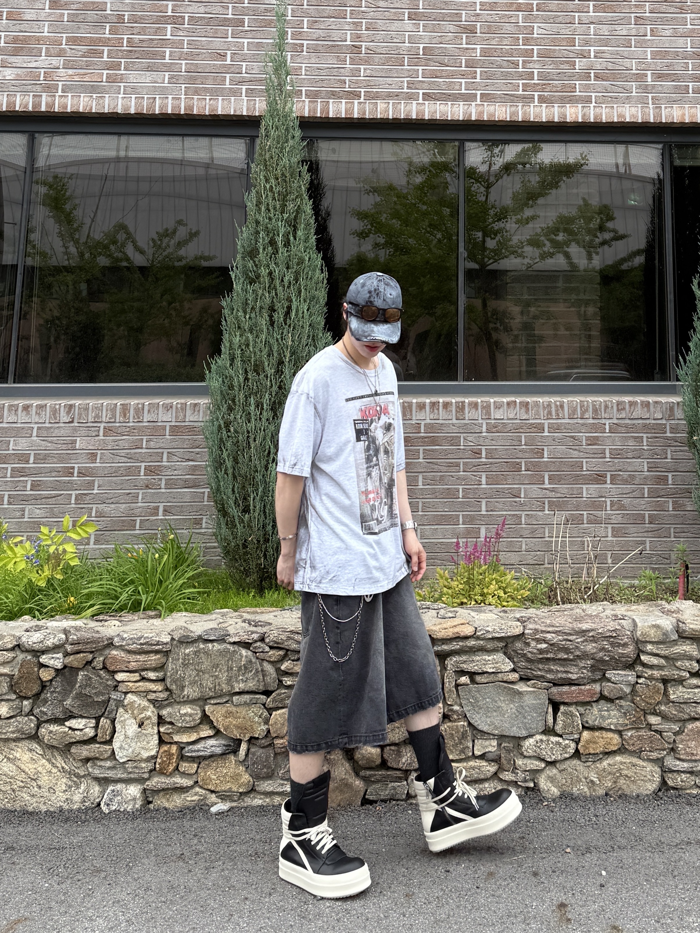 GRAILZ x KOIN SEOUL Magazine T-Shirts Melange Grey, Rick Owens Hollywood Mega Bumper Geobasket in Full Grain Calf Leather Black Milk 착용 스타일 - 10
