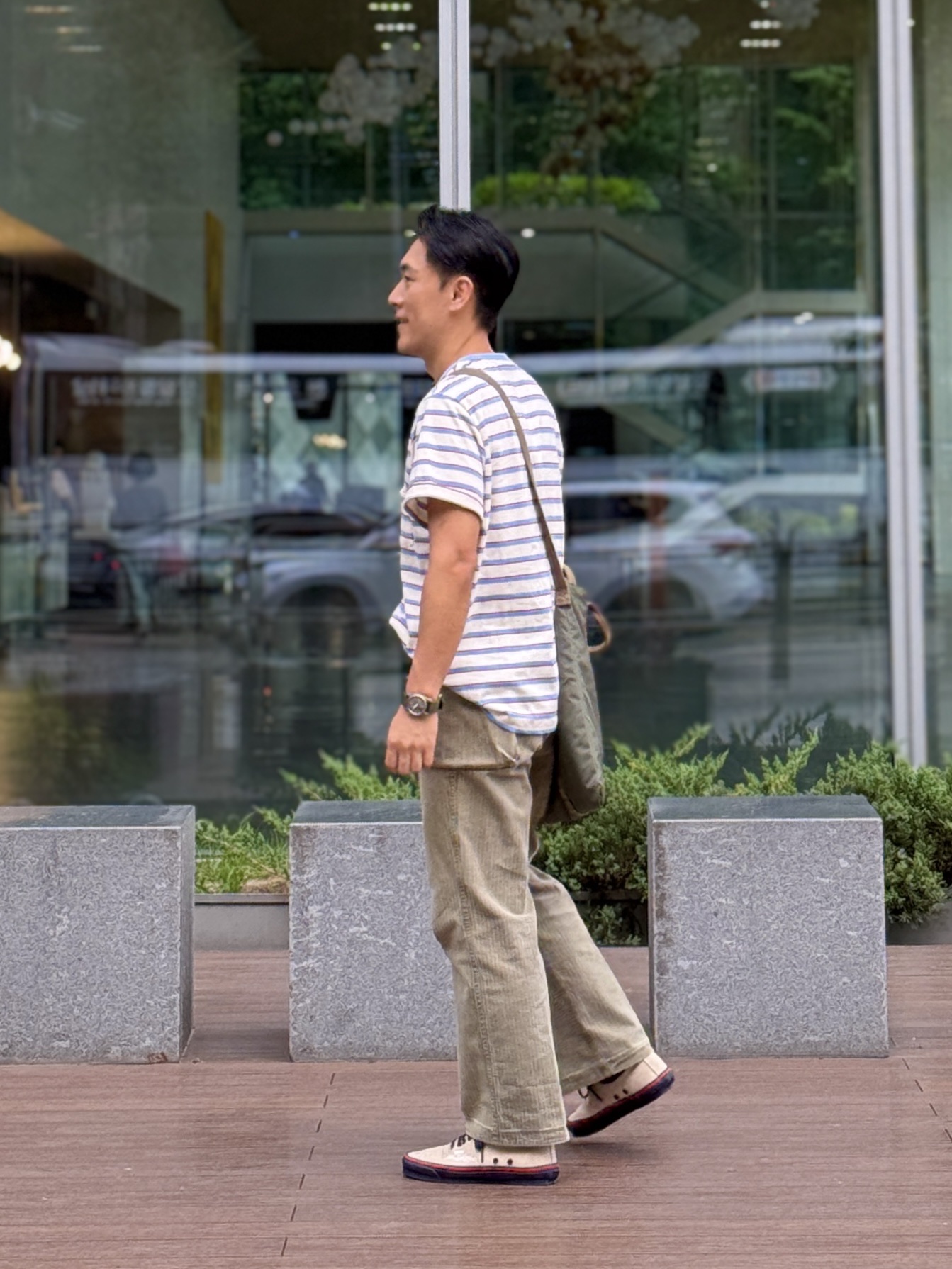 Vans Vault x Nigel Cabourn OG Authentic LX Worn White Navy 착용 스타일 - 4