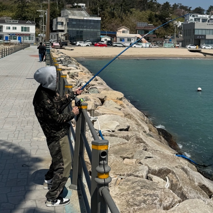 Keen x Eastlogue Jasper Rocks Sneakers Scarab Arctic, Uniqlo Multi Pocket Shoulder Bag Olive 착용 스타일 - 3