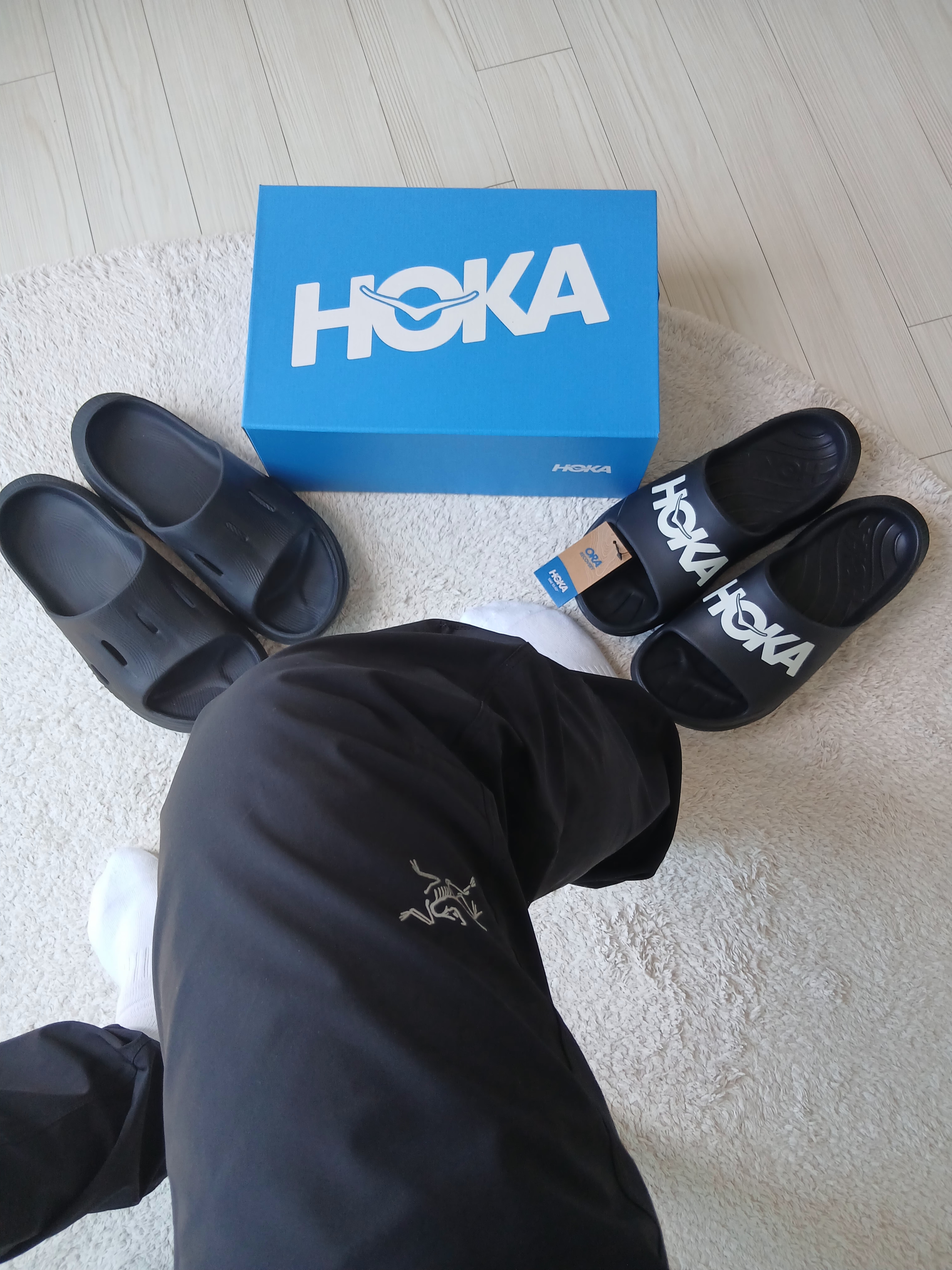 Hoka Ora Athletic Slide Black White, Hoka Ora Recovery Slide 3 Black 착용 스타일 - 1